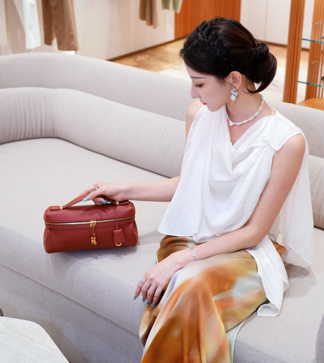 Loro Piana Extra Pocket L29 紅棕色金扣飯盒袋手袋