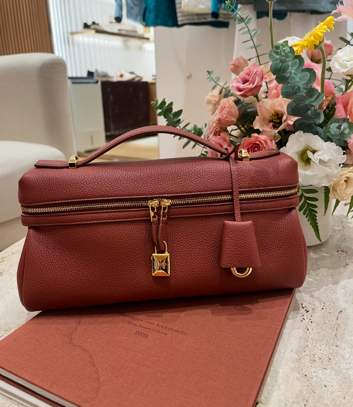 Loro Piana Extra Pocket L29 紅棕色金扣飯盒袋手袋