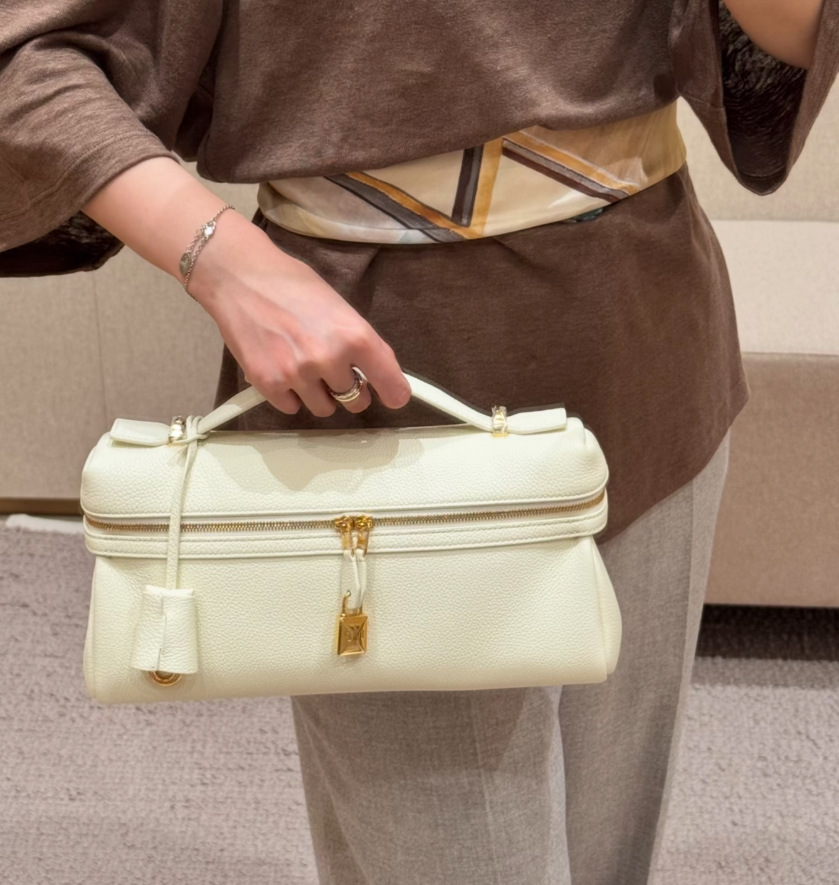 Loro Piana Extra Pocket L29 白金色金扣飯盒袋手袋