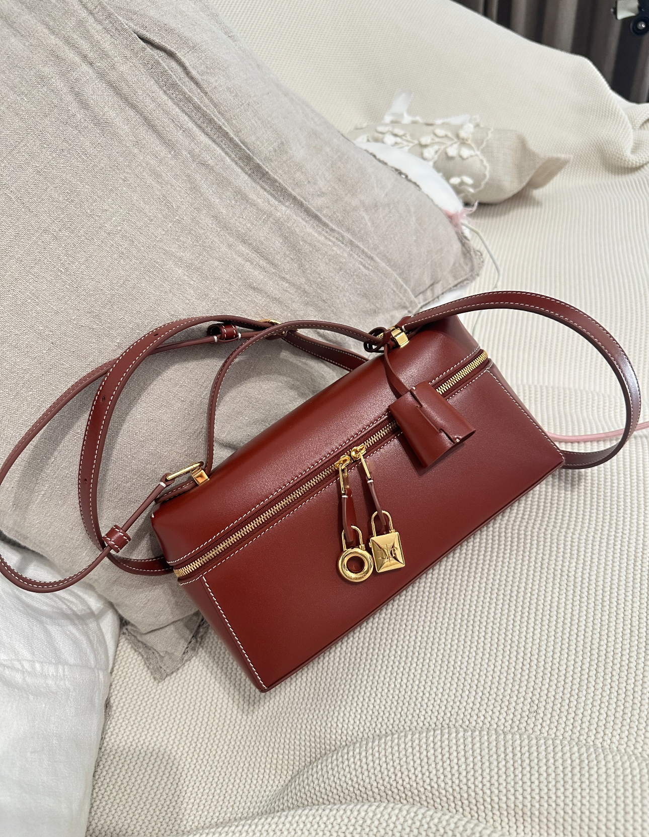 Loro Piana Extra Pocket L23 紅豆色鴕鳥皮金扣飯盒袋手袋