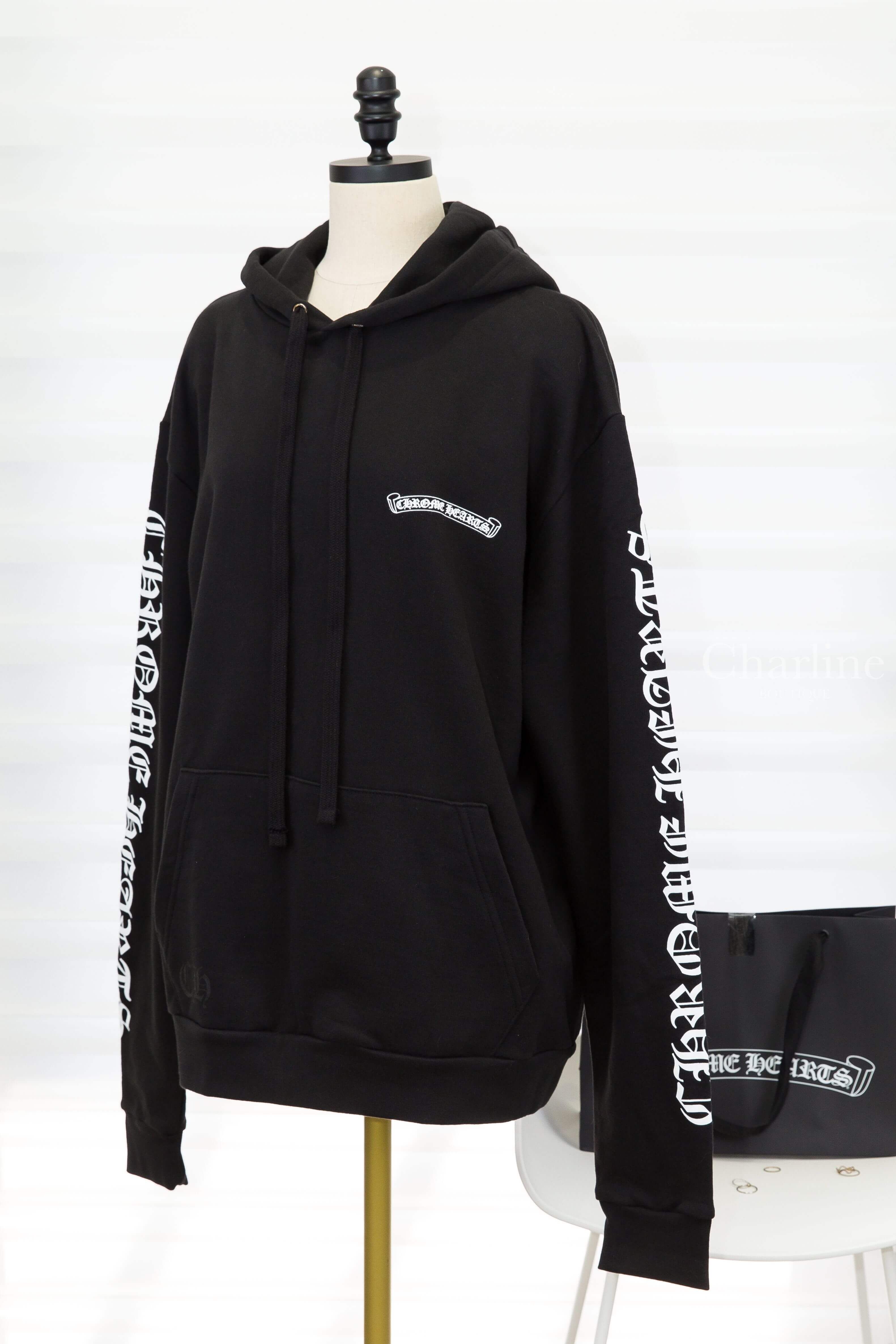 Chrome Hearts Sweatshirt 黑色白字圖騰印花連帽長袖棉T 正面另一側角度與連帽抽繩及雙袖圖騰展示