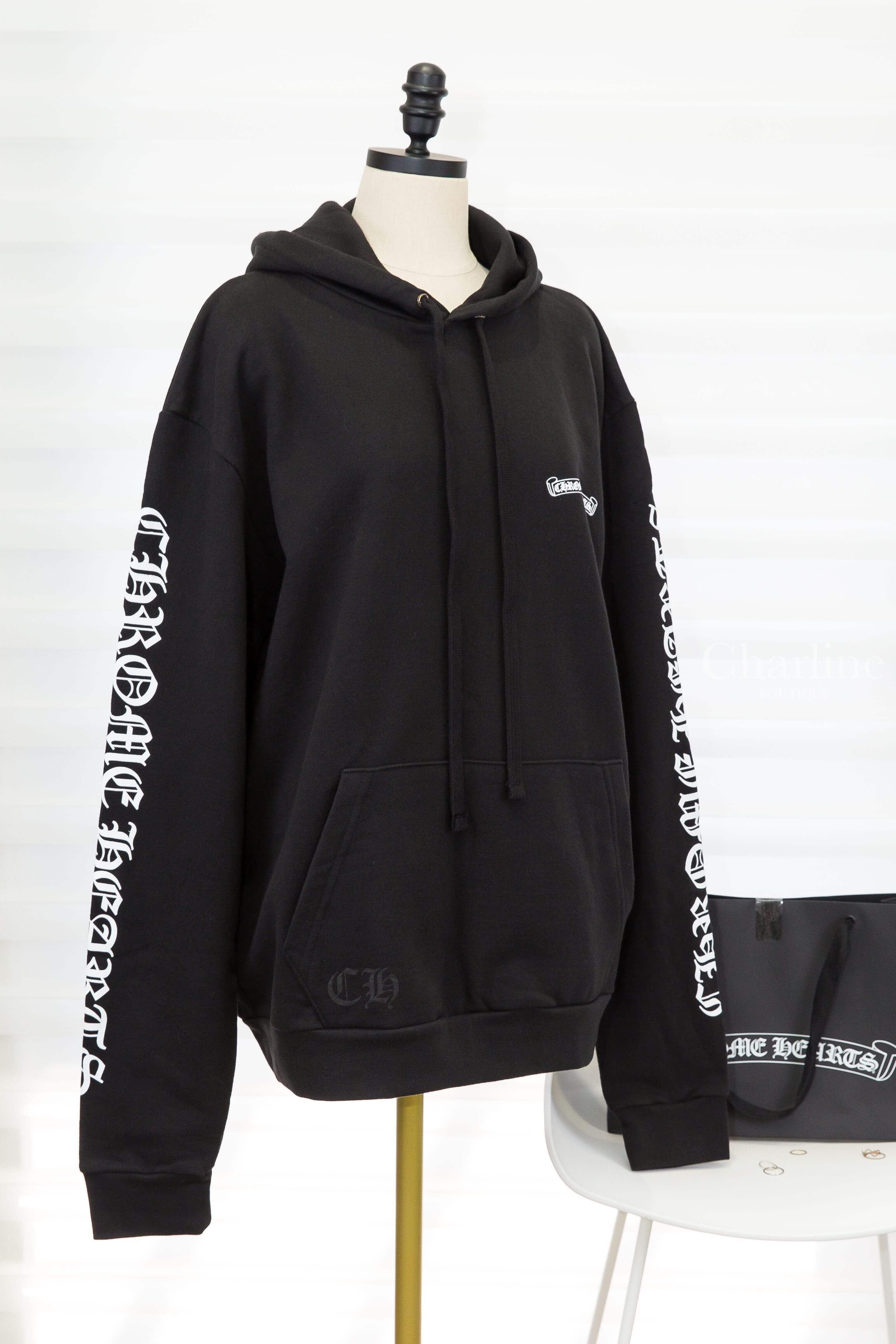 Chrome Hearts Sweatshirt 黑色白字圖騰印花連帽長袖棉T 正面斜側角度與胸前書卷Logo及袖身白字印花