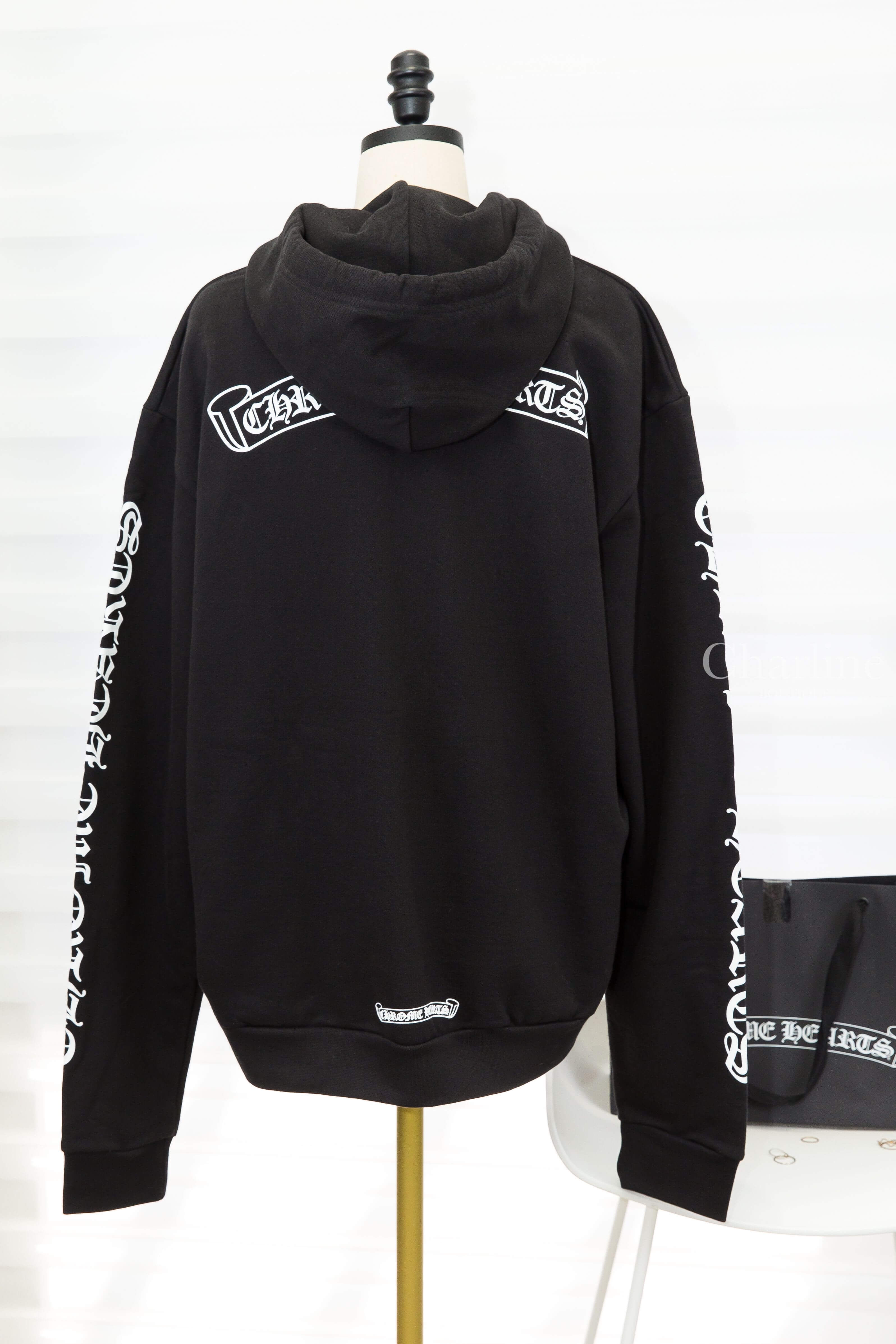 Chrome Hearts Sweatshirt 黑色白字圖騰印花連帽長袖棉T 背面全貌與肩背書卷字樣及雙袖白色印花