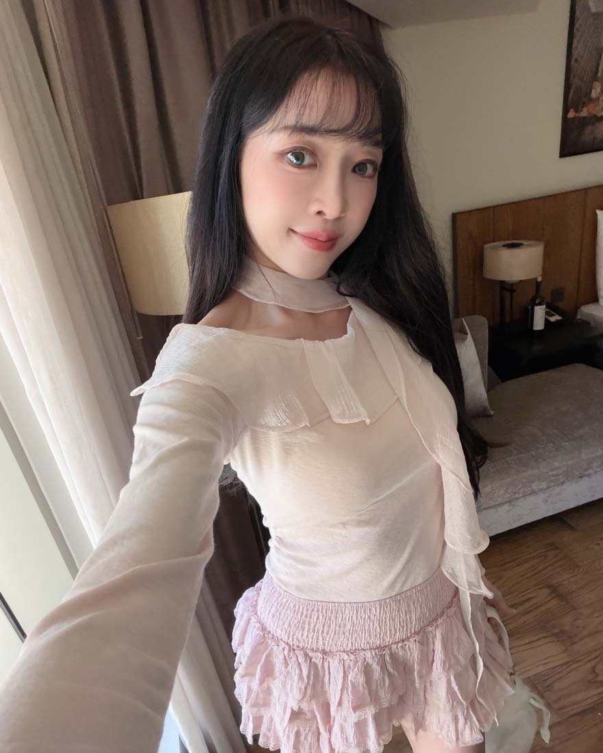 LINA LINA迷人微醺紋理荷葉滾邊繞帶上衣-蜜桃粉