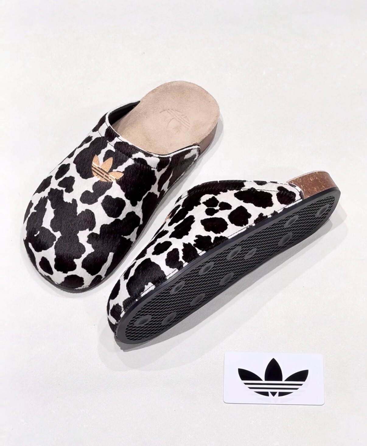 【Luxury】 ADIDAS ORIGINALS Adimule Cow Print 舒適貼合包頭拖鞋 男女同款 黑白 乳牛勃肯拖鞋  乳白愛迪達勃肯拖鞋 KI0407