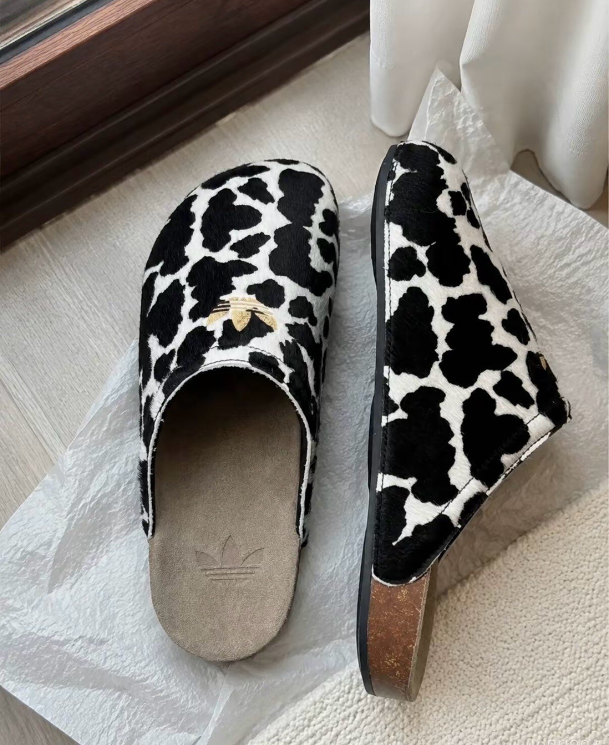 【Luxury】 ADIDAS ORIGINALS Adimule Cow Print 舒適貼合包頭拖鞋 男女同款 黑白 乳牛勃肯拖鞋  乳白愛迪達勃肯拖鞋 KI0407