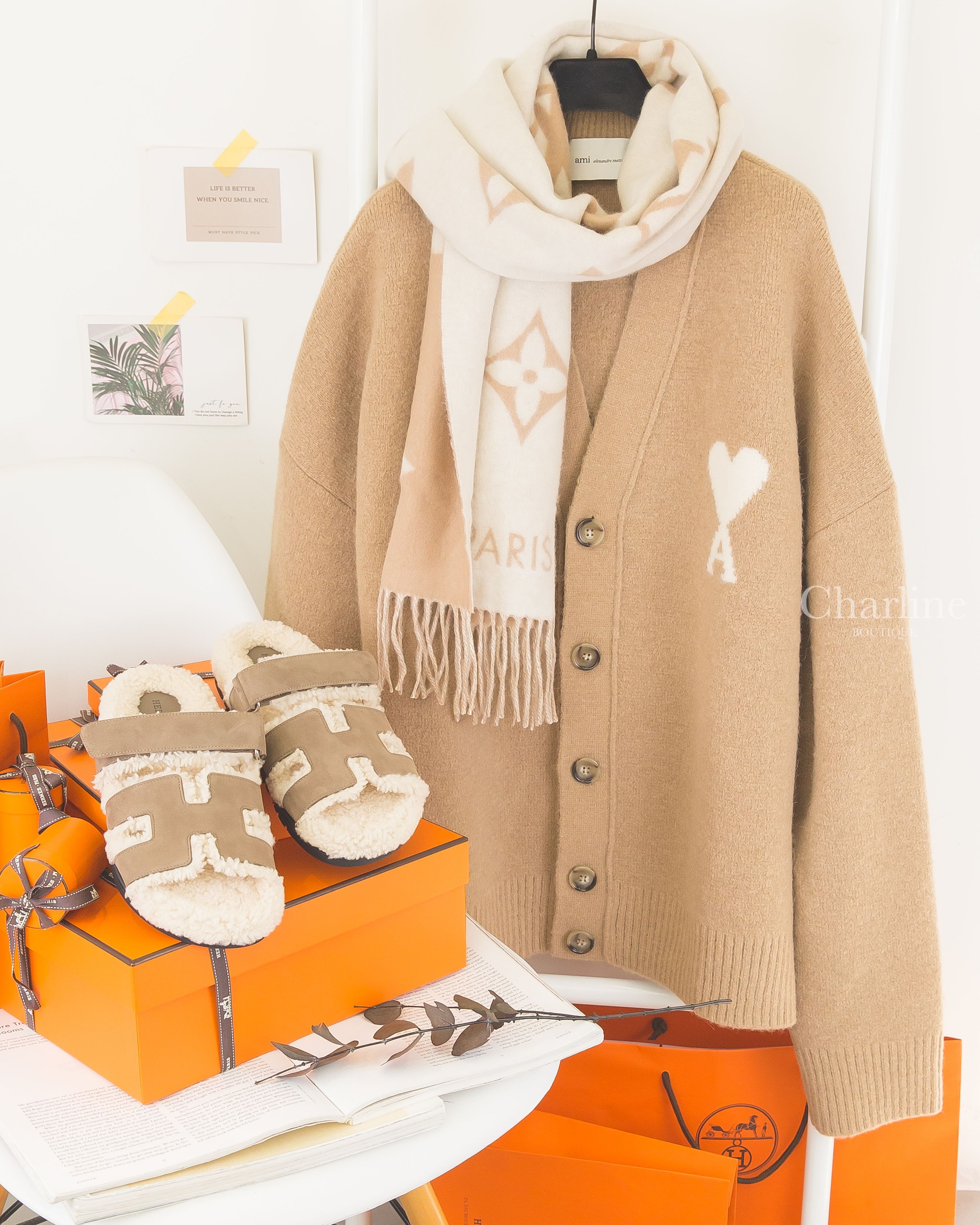 Ami Paris Ami De Coeur Cardigan 奶茶色白色愛心羊駝毛開襟長袖外套 搭配淺色圍巾與毛絨拖鞋的精品穿搭情境照