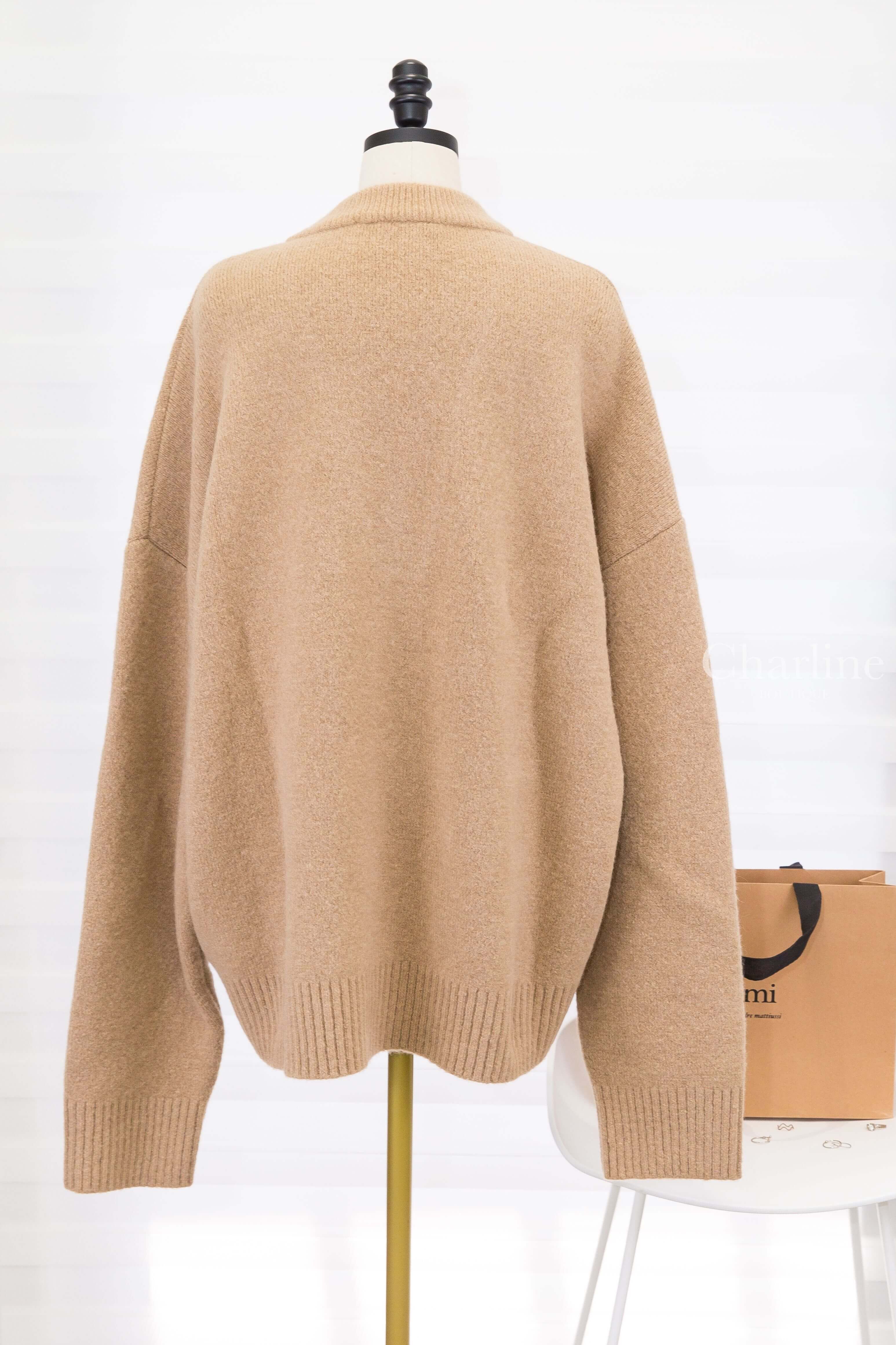1. Ami Paris Ami De Coeur Cardigan 奶茶色白色愛心羊駝毛開襟長袖外套 背面全貌與落肩寬鬆版型及羅紋下擺