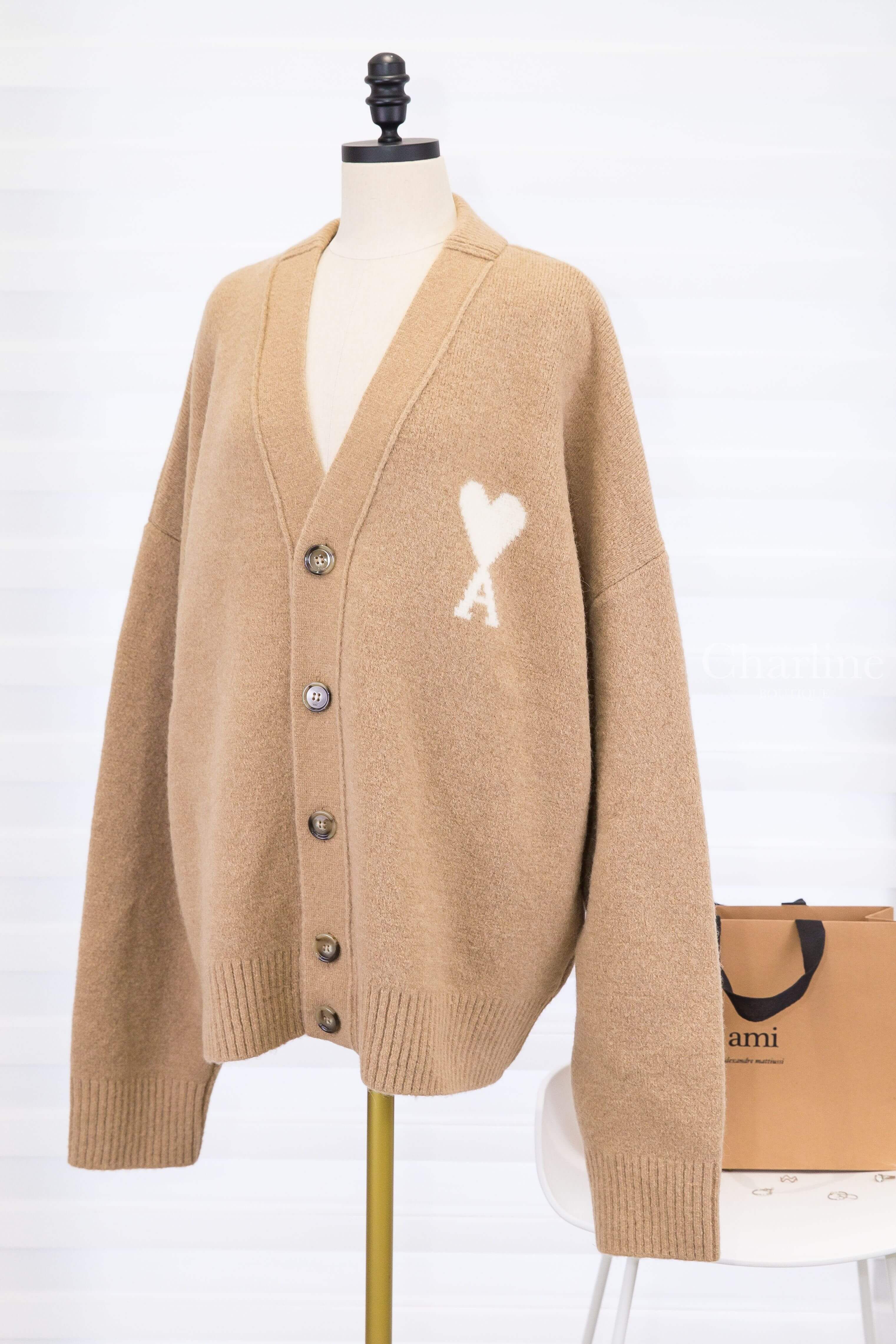 Ami Paris Ami De Coeur Cardigan 奶茶色白色愛心羊駝毛開襟長袖外套 斜側全貌與胸前白色Ami de Coeur圖騰
