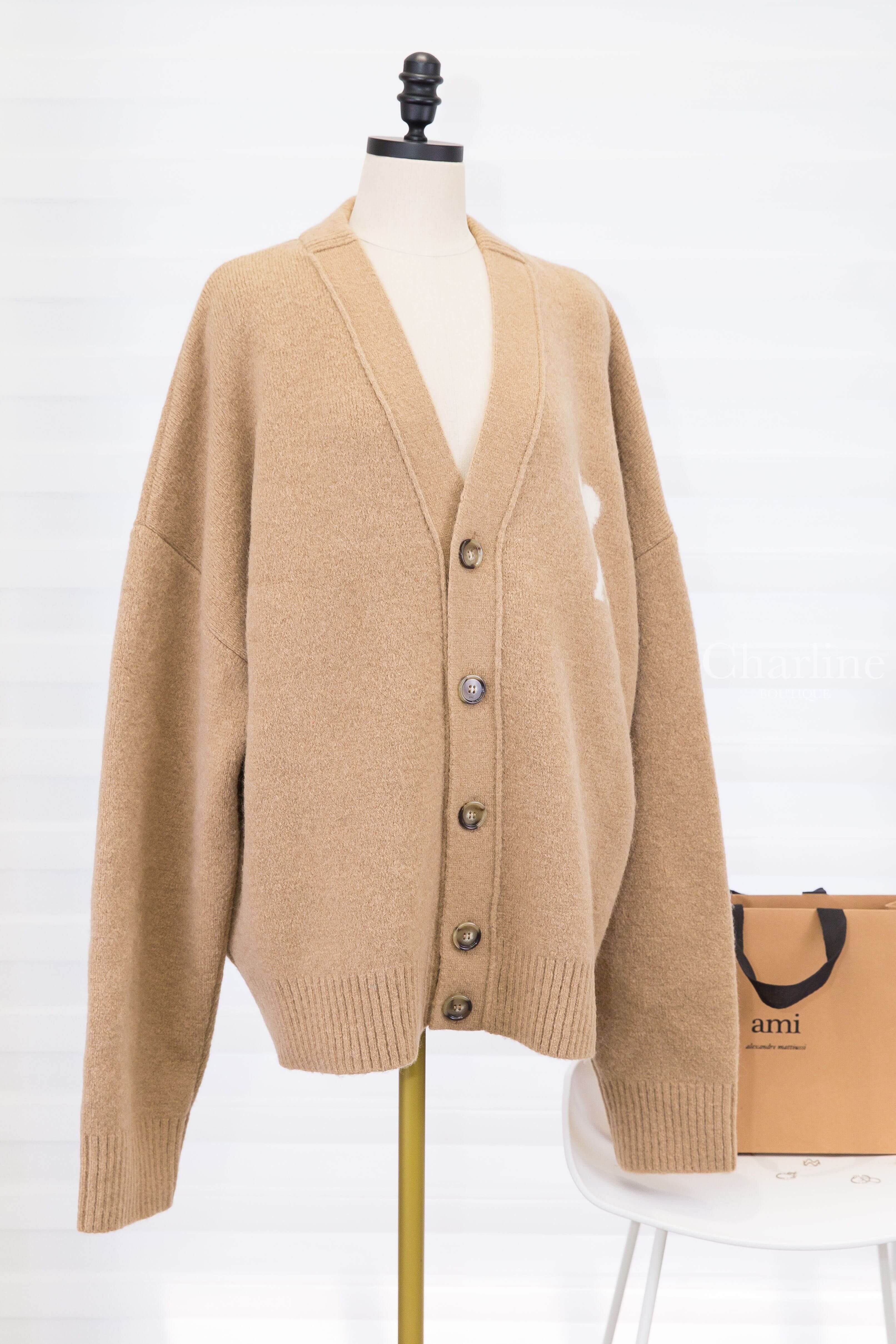 Ami Paris Ami De Coeur Cardigan 奶茶色白色愛心羊駝毛開襟長袖外套 正面斜側角度與落肩長袖及排扣設計