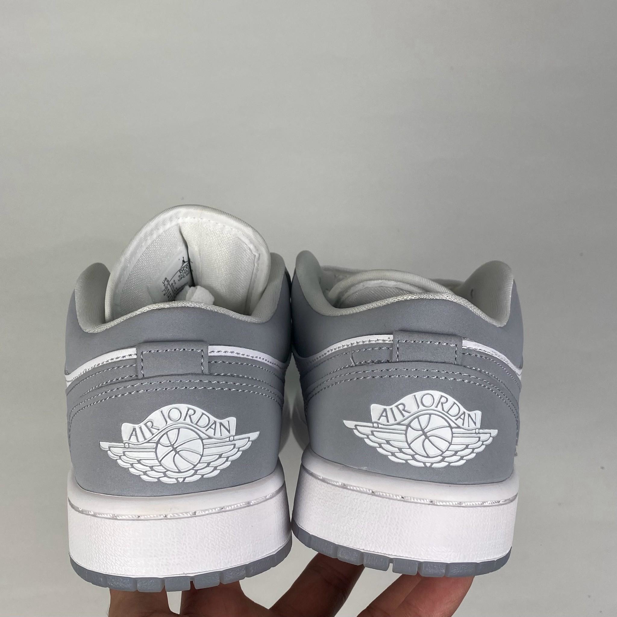 微瑕疵-錯盒裡面雙腳皆為7.5 DC0774-105 W7 Nike Air Jordan 1 Low '' Wolf Grey White ''