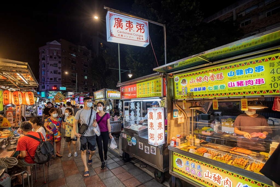 寧夏夜市附近亦有住宅同舊街區,行落去冇大型觀光區咁熱鬧,反而多咗一份台北舊城區嘅生活感。