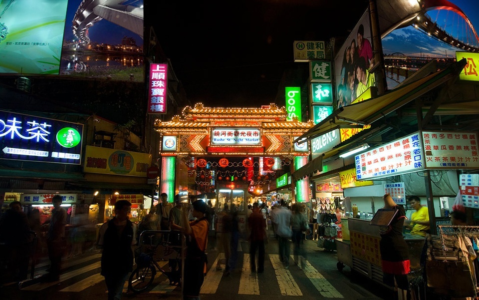 饒河夜市係一條街走到底,動線最單純,好多台北夜市常見美食都可以係到搵到。