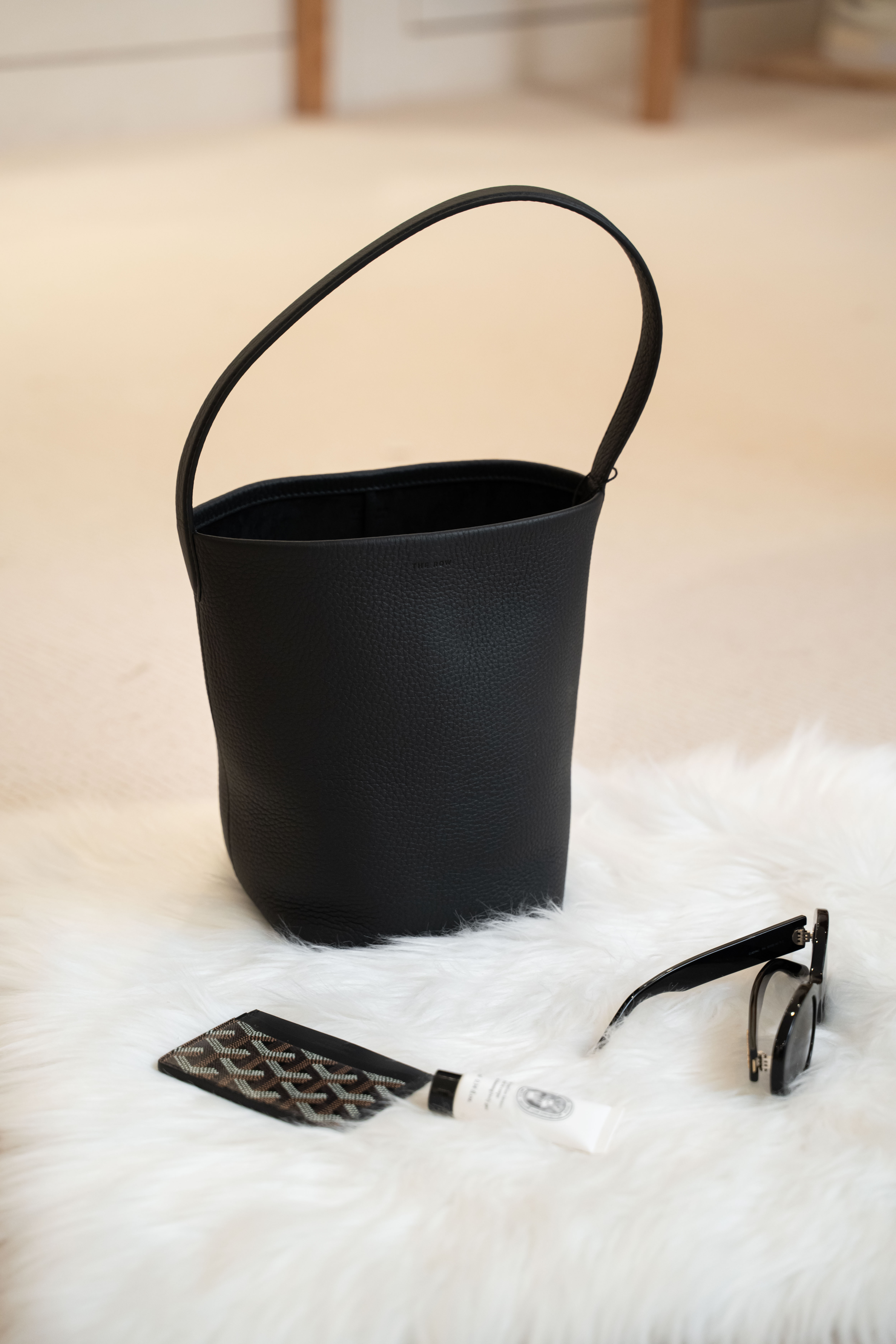 The Row N/S Park Small Tote Black Bag 黑色荔枝牛皮小水桶袋
