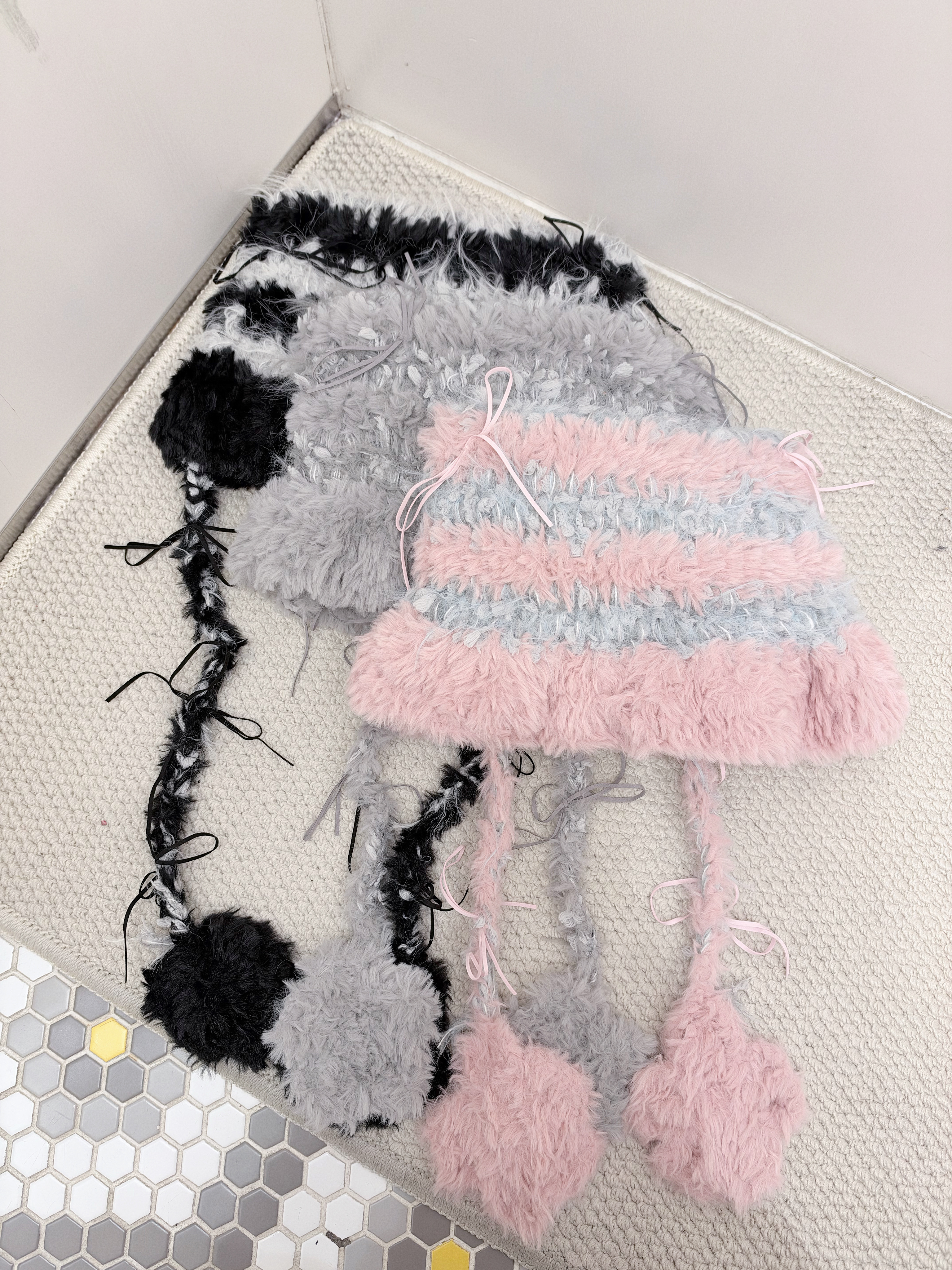 A0414｜毛絨絨🍑₊⊹₊⊹橫間紋拼色綁結吊球貓貓耳冷帽