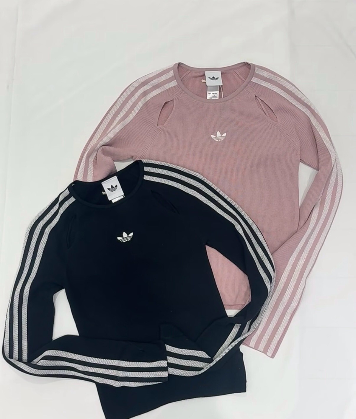 【Luxury】 ADIDAS ORIGINALS 愛迪達街頭風三條紋圓領舒適薄長袖 洞洞款 女生秋天薄長袖 大學甜妹必備 辣妹秋冬款 T恤女款 LE3632 LE3633