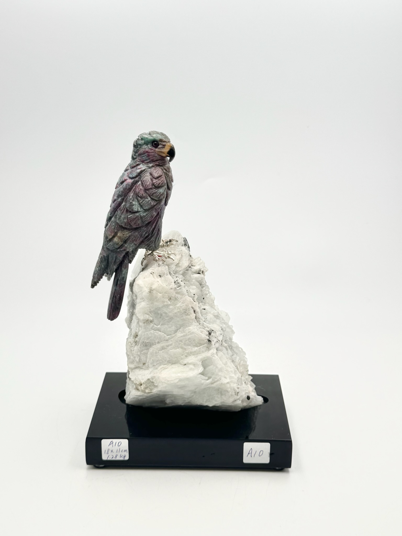 FD010 A10 巴西天然寶石手雕靈鳥 × 原礦共生藝術擺件 18x11cm 1.28kg