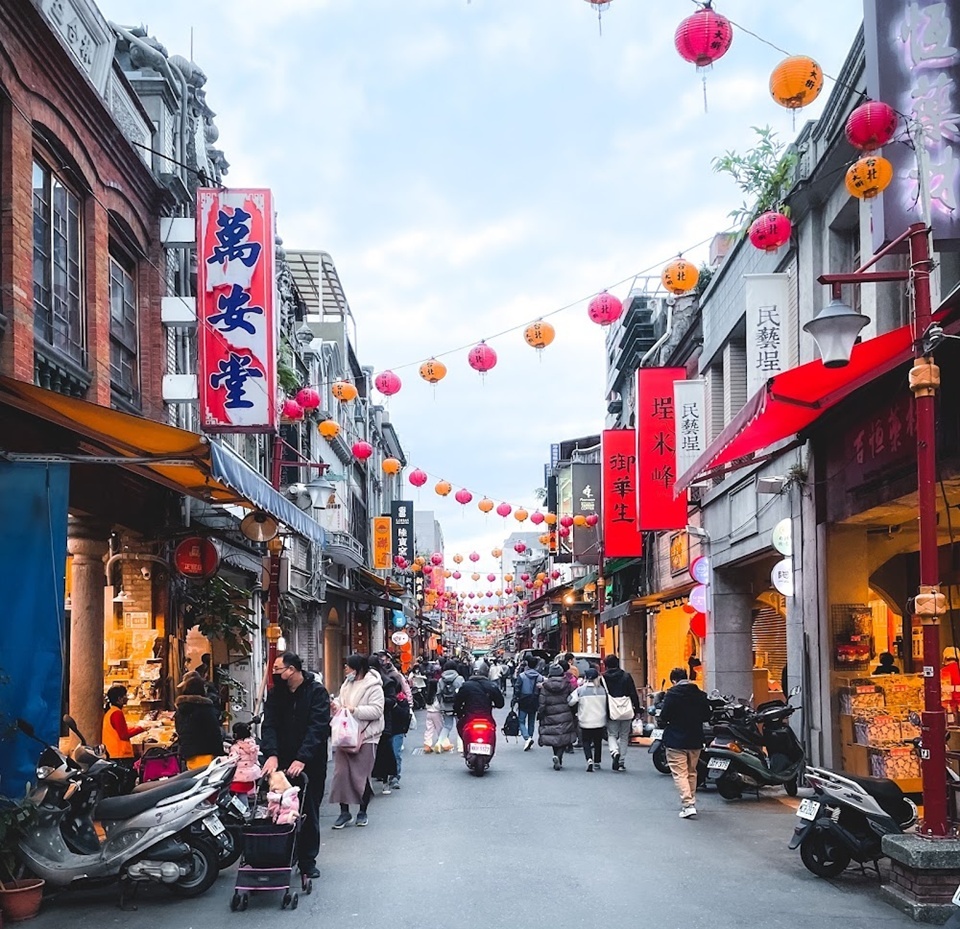 每年農曆 12 月下旬開到除夕前,迪化街年貨大街就會成為台北好去虛。成條街擺滿糖果、乾貨同年貨,氣氛同年宵有啲似。