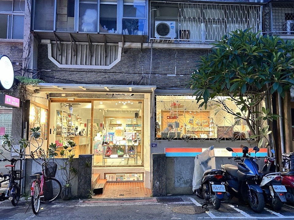 如果想買文青小物,來好絕對係台北好去處之一,,將唔同地方嘅台灣特色零食、茶同生活小物集中喺同一間,唔使為咗買齊手信走勻成個台北。