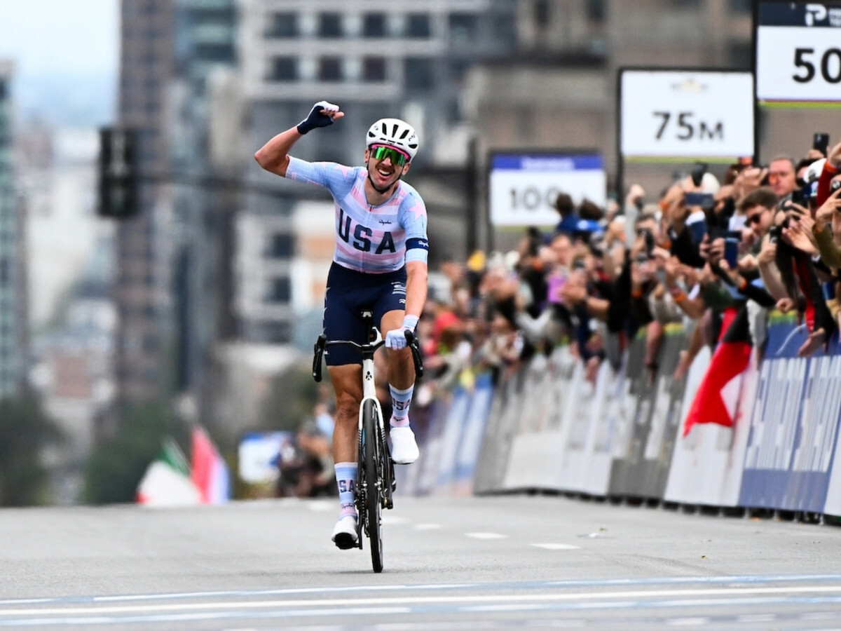 2026 世界公路自由車錦標賽男子公路賽，美國隊選手 Brandon McNulty 獨自單飛衝過終點線，高舉右拳慶祝奪冠