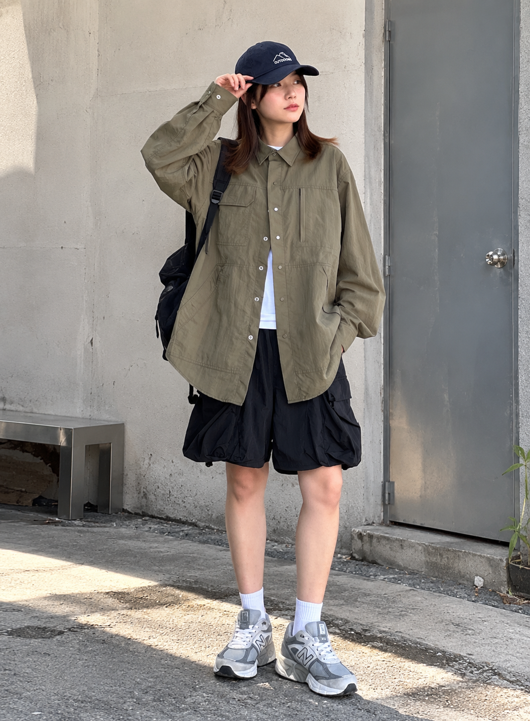 女生軍綠襯衫式薄外套搭配黑色工裝短褲