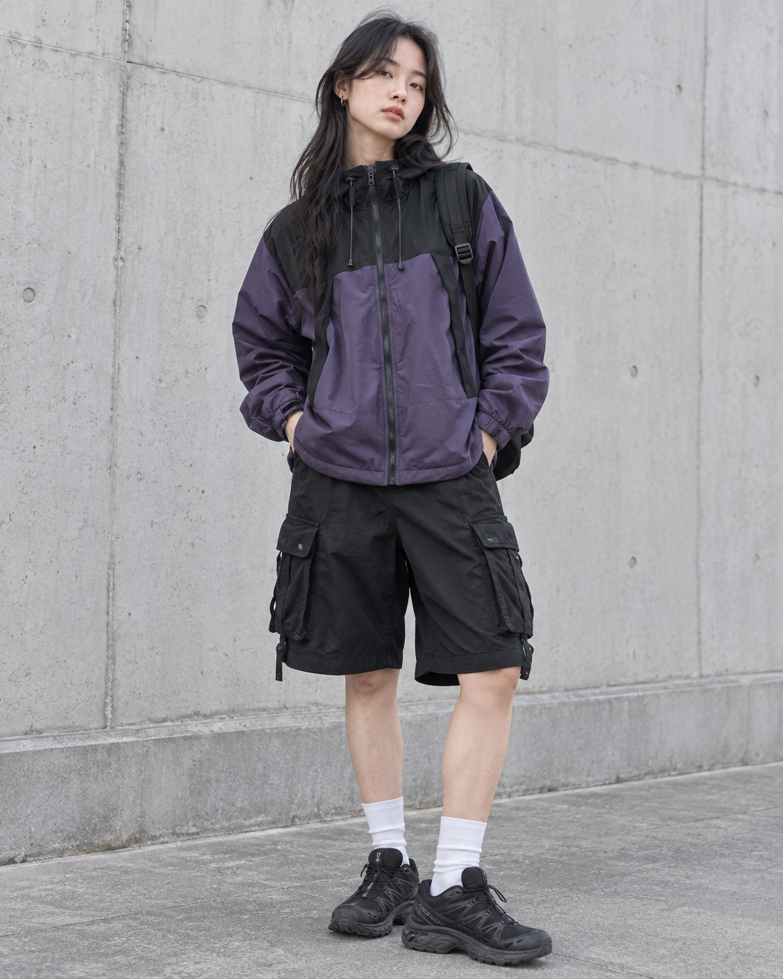 女生紫黑拼接機能防風外套搭配黑色工裝短褲