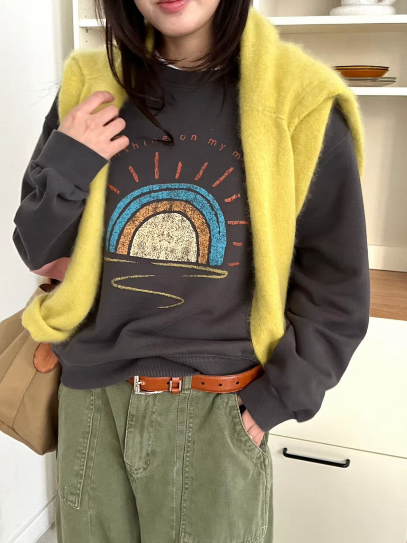 俏皮彩虹撞色補丁休閒大學T