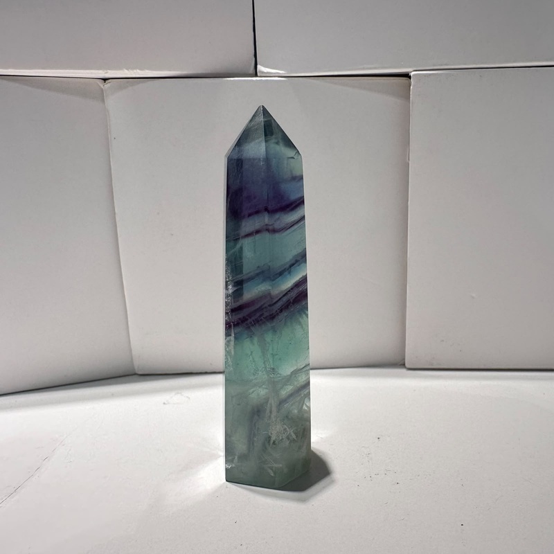 HKAG1001-015 稀有-高透羽毛千層螢石柱8cm (A15)