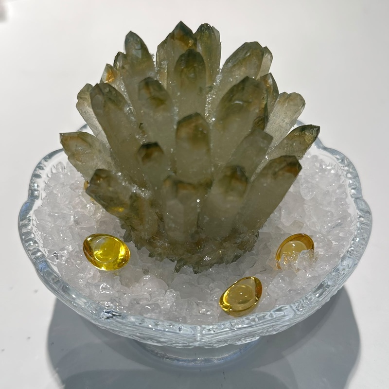 HKAG1001-004 水晶簇擺件-橄欖綠（連碗+白水晶） (A4)