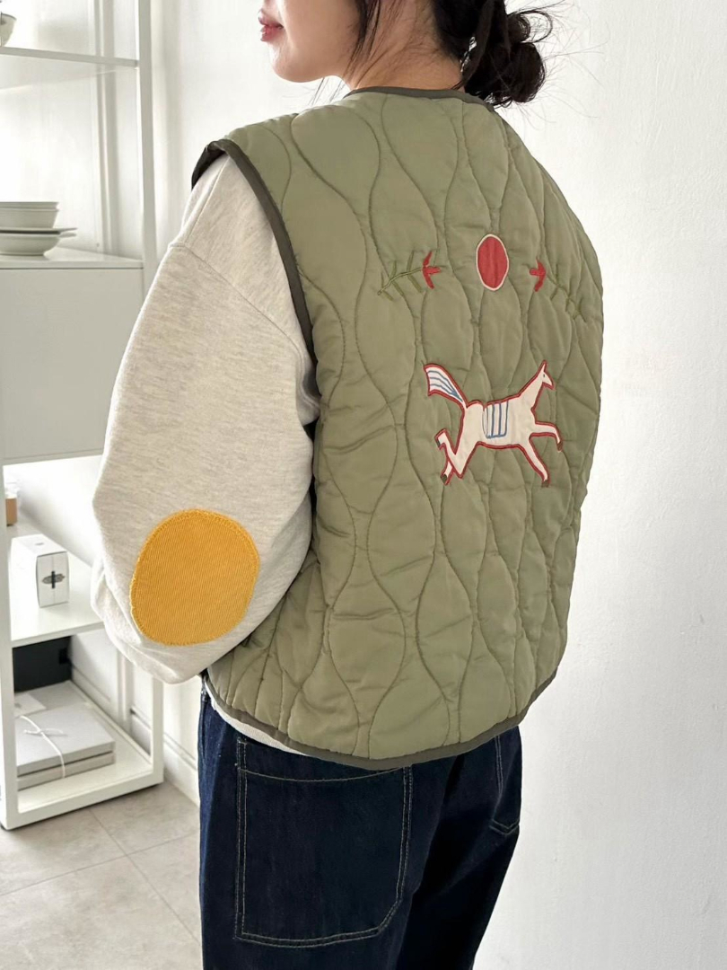 疊穿就有型★復古小馬刺繡波浪絎縫鋪棉背心