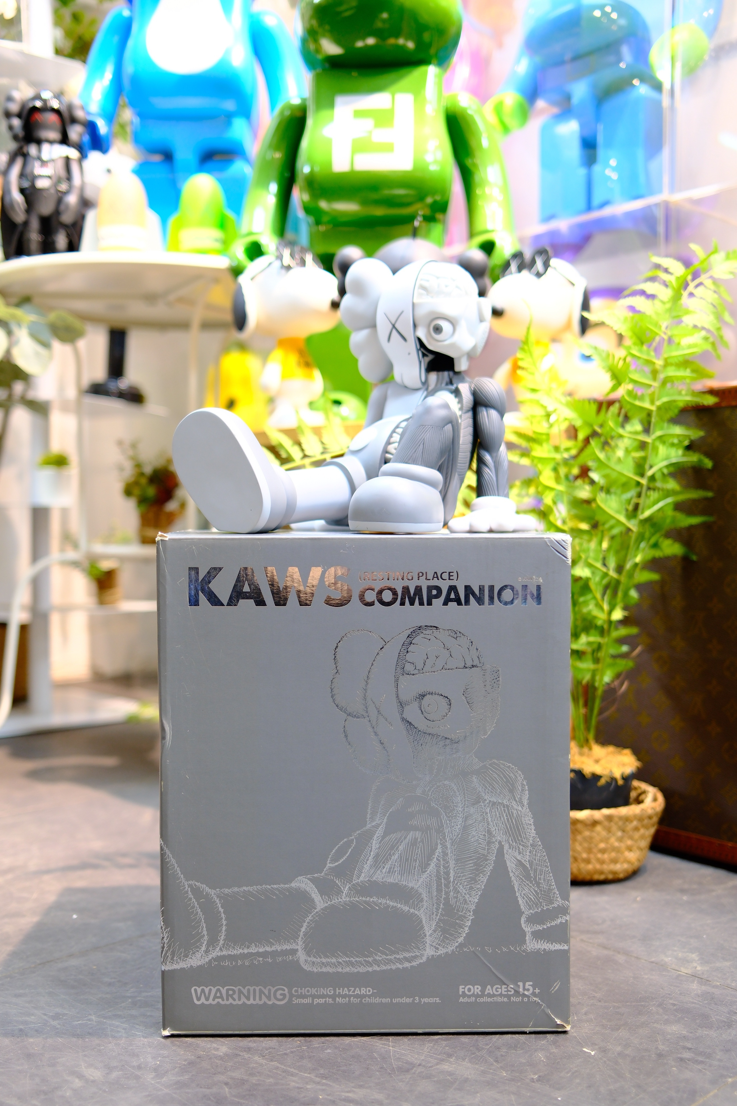 ⭐️Pre-Ownwd🥇現貨🥇KAWS Resting Place Vinyl Figure Grey