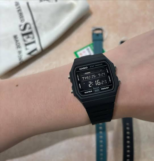 萬年鐘錶 - CASIO 卡西歐   Bluetooth 藍芽智慧步數感應器復古方形數位電子錶 F-B100W-1B 錶徑 : 38.1MM