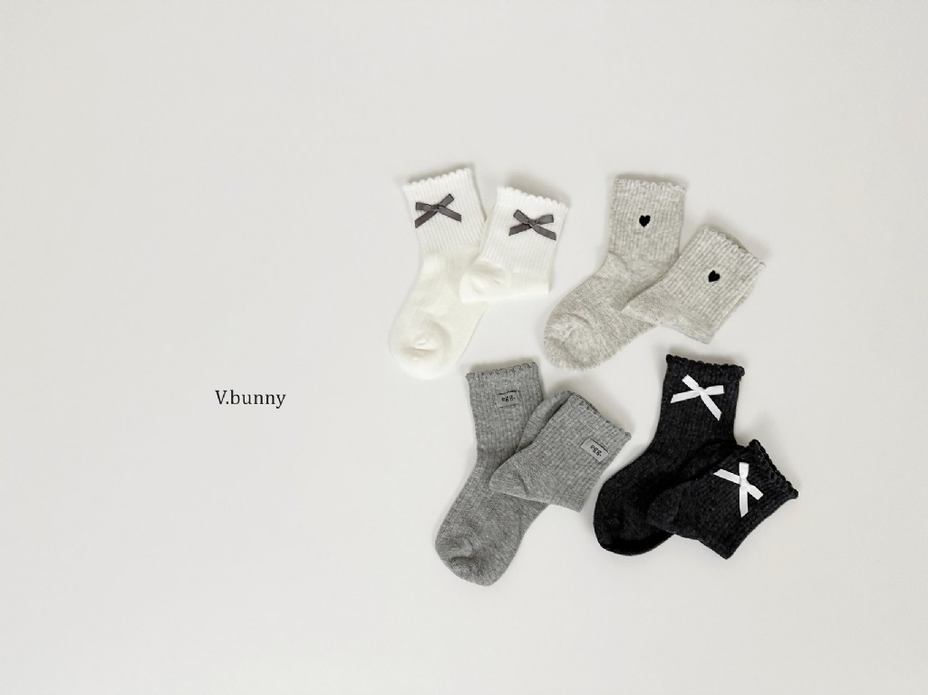 正韓冬Vbunny 黑白灰愛心蝴蝶結襪(四入)