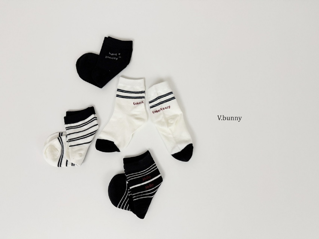 正韓冬Vbunny 黑白色細條紋襪(四入)