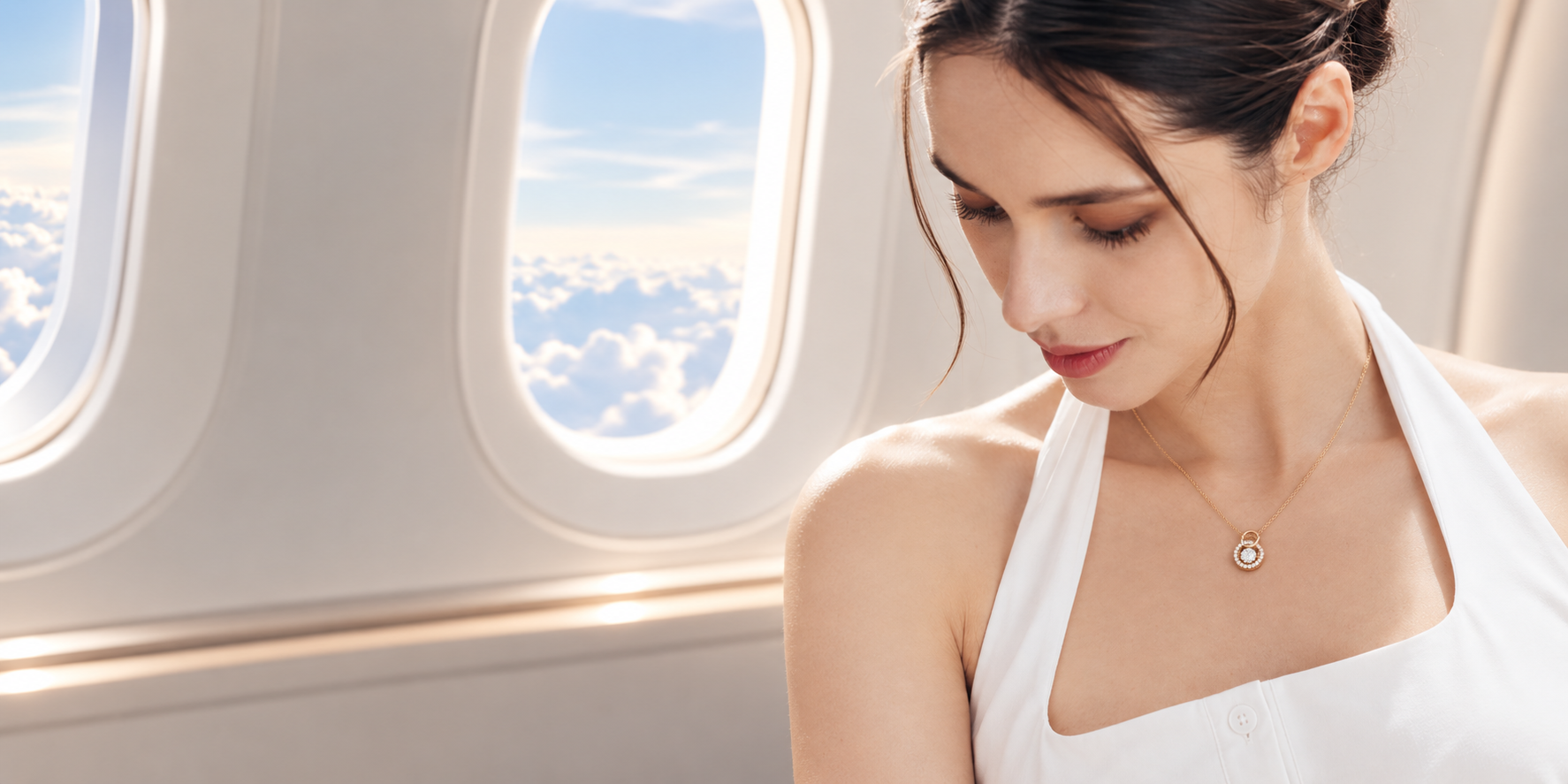 配戴 AIDÓS 項鍊的女性坐在飛機窗邊