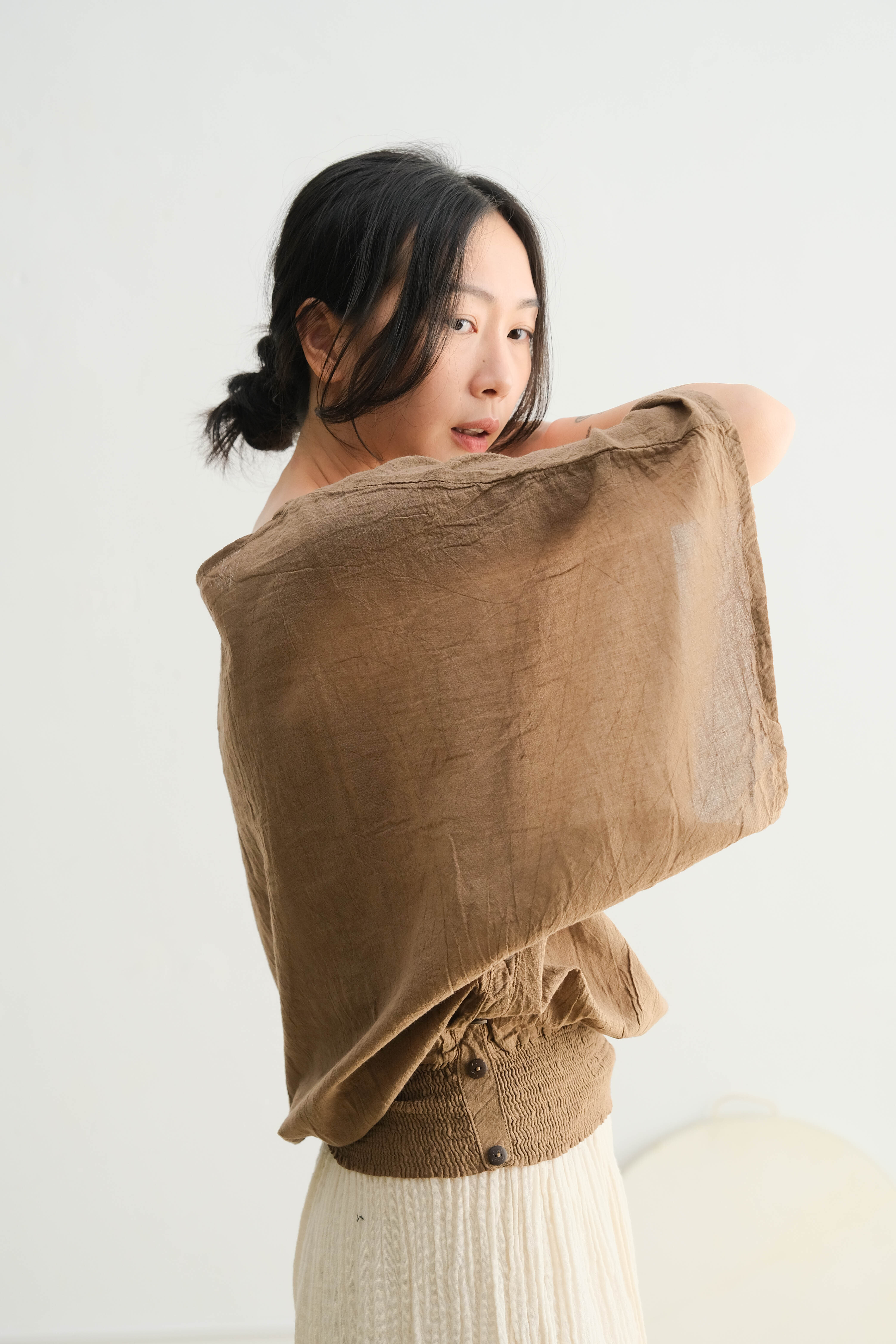 寬版平領下擺縮口上衣 / 慕斯布 茶褐