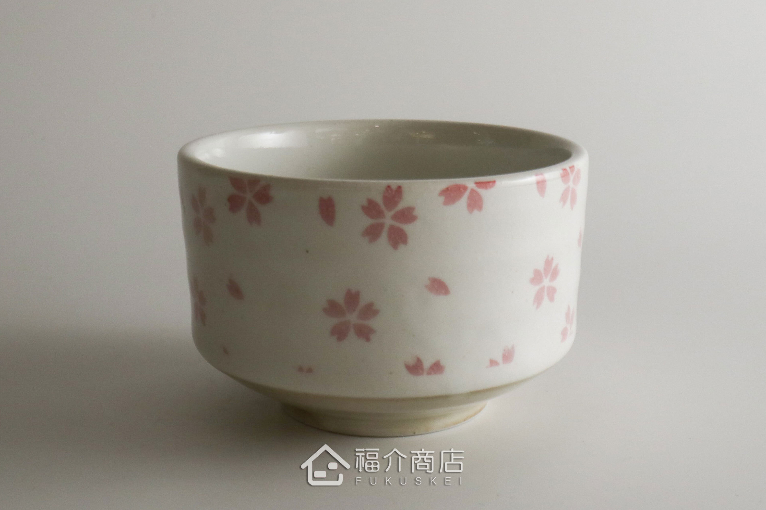 除了作為抹茶碗，也是餐桌上極具特色的盛裝食器，日式小菜、燉煮料理到沙拉、甜點都能輕鬆駕馭