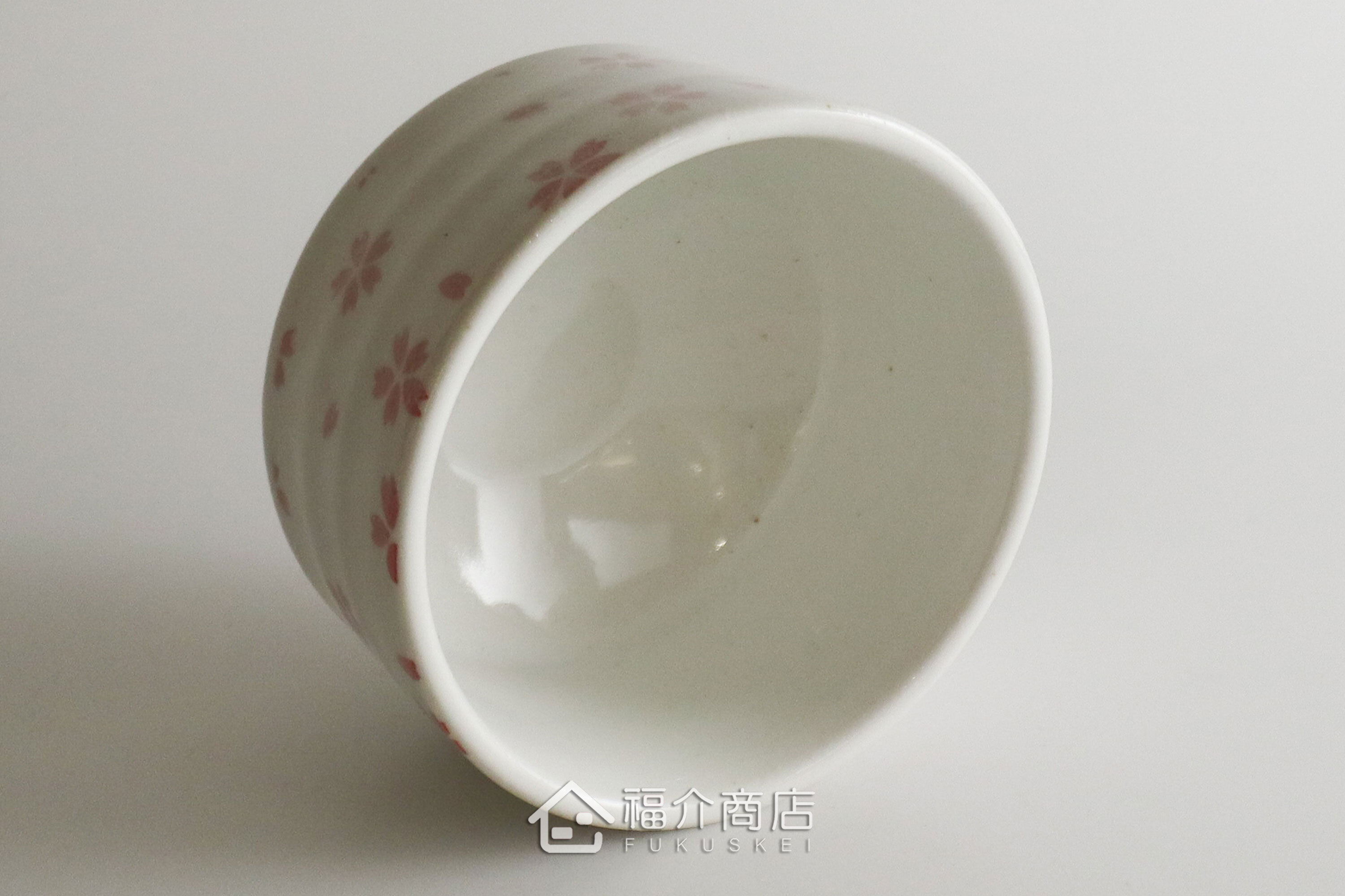 除了作為抹茶碗，也是餐桌上極具特色的盛裝食器，日式小菜、燉煮料理到沙拉、甜點都能輕鬆駕馭