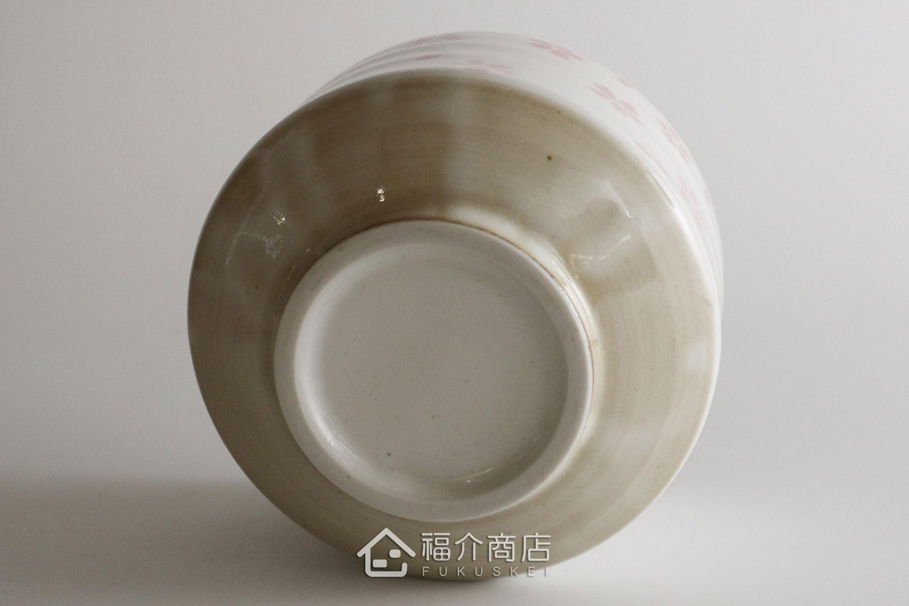除了作為抹茶碗，也是餐桌上極具特色的盛裝食器，日式小菜、燉煮料理到沙拉、甜點都能輕鬆駕馭