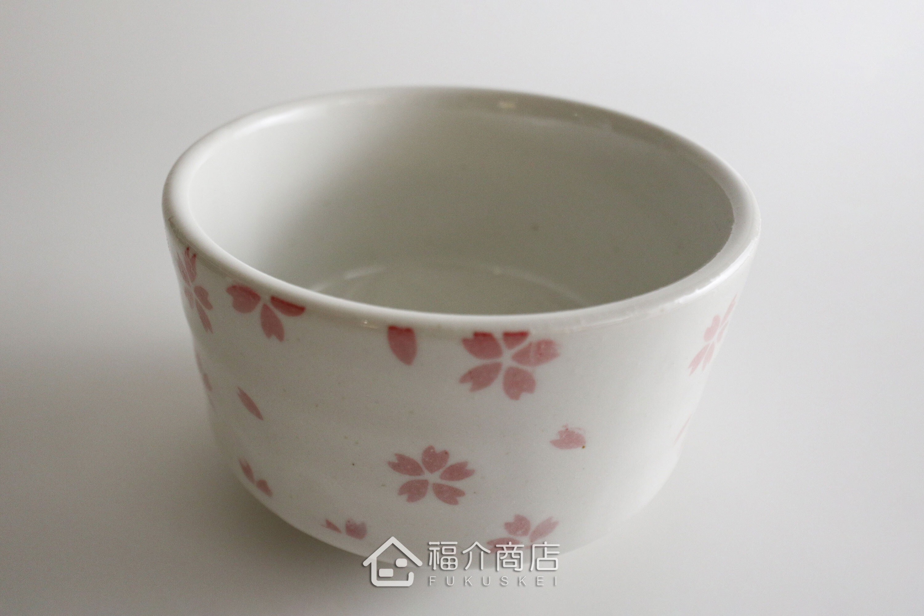 除了作為抹茶碗，也是餐桌上極具特色的盛裝食器，日式小菜、燉煮料理到沙拉、甜點都能輕鬆駕馭