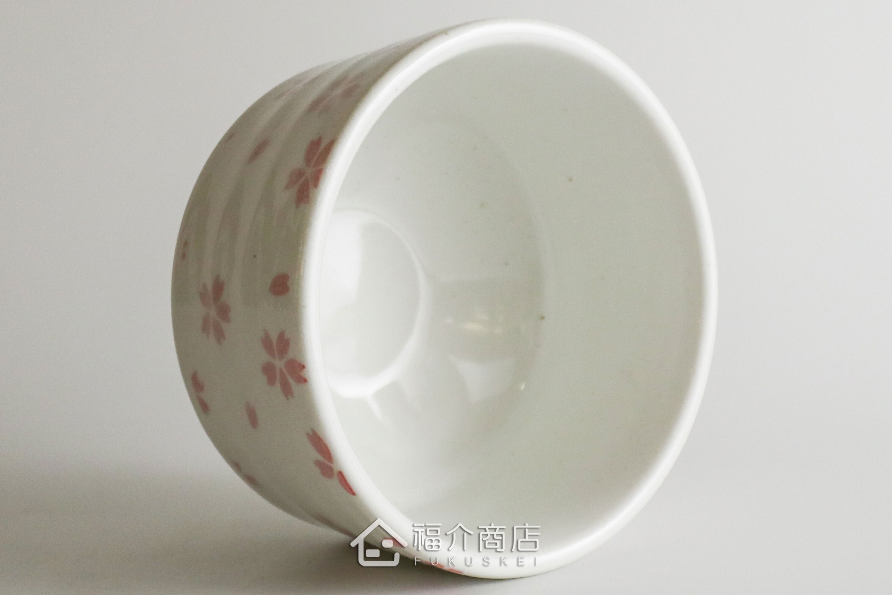 除了作為抹茶碗，也是餐桌上極具特色的盛裝食器，日式小菜、燉煮料理到沙拉、甜點都能輕鬆駕馭