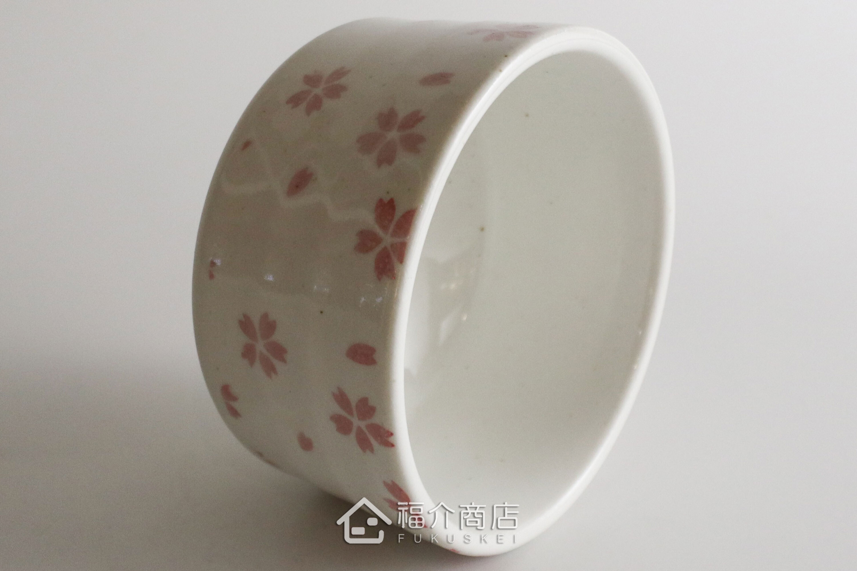 除了作為抹茶碗，也是餐桌上極具特色的盛裝食器，日式小菜、燉煮料理到沙拉、甜點都能輕鬆駕馭
