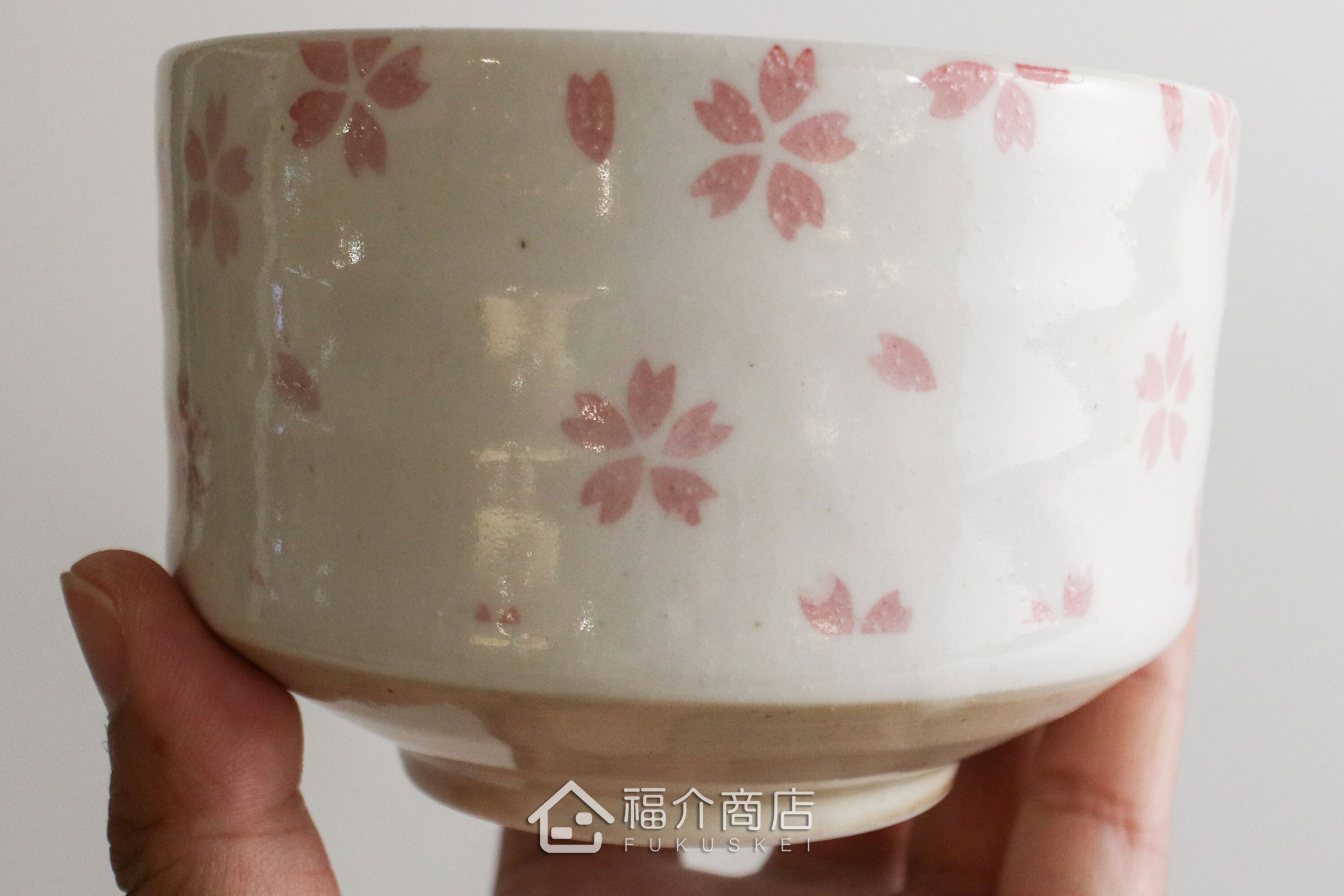 除了作為抹茶碗，也是餐桌上極具特色的盛裝食器，日式小菜、燉煮料理到沙拉、甜點都能輕鬆駕馭