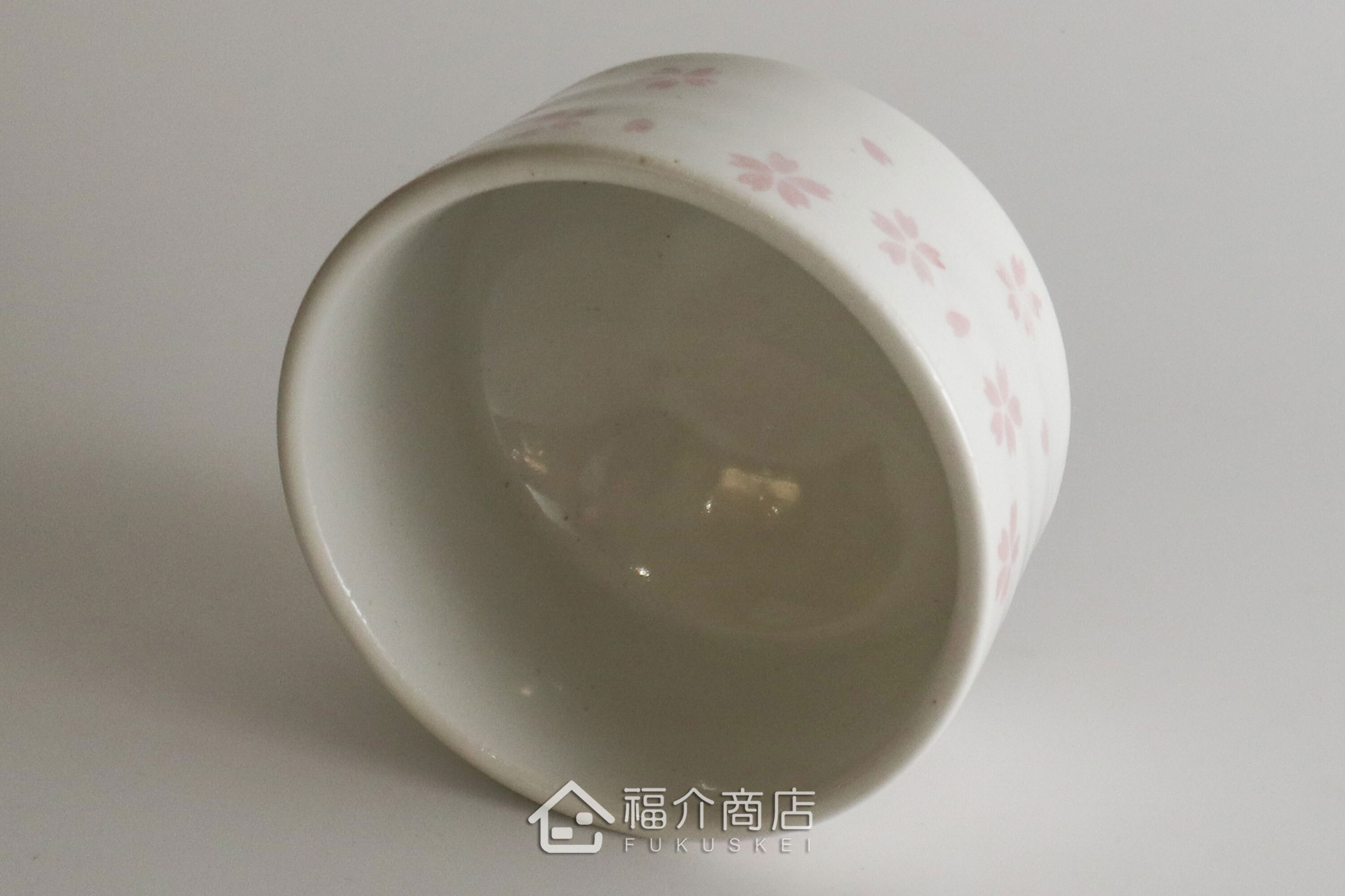 除了作為抹茶碗，也是餐桌上極具特色的盛裝食器，日式小菜、燉煮料理到沙拉、甜點都能輕鬆駕馭