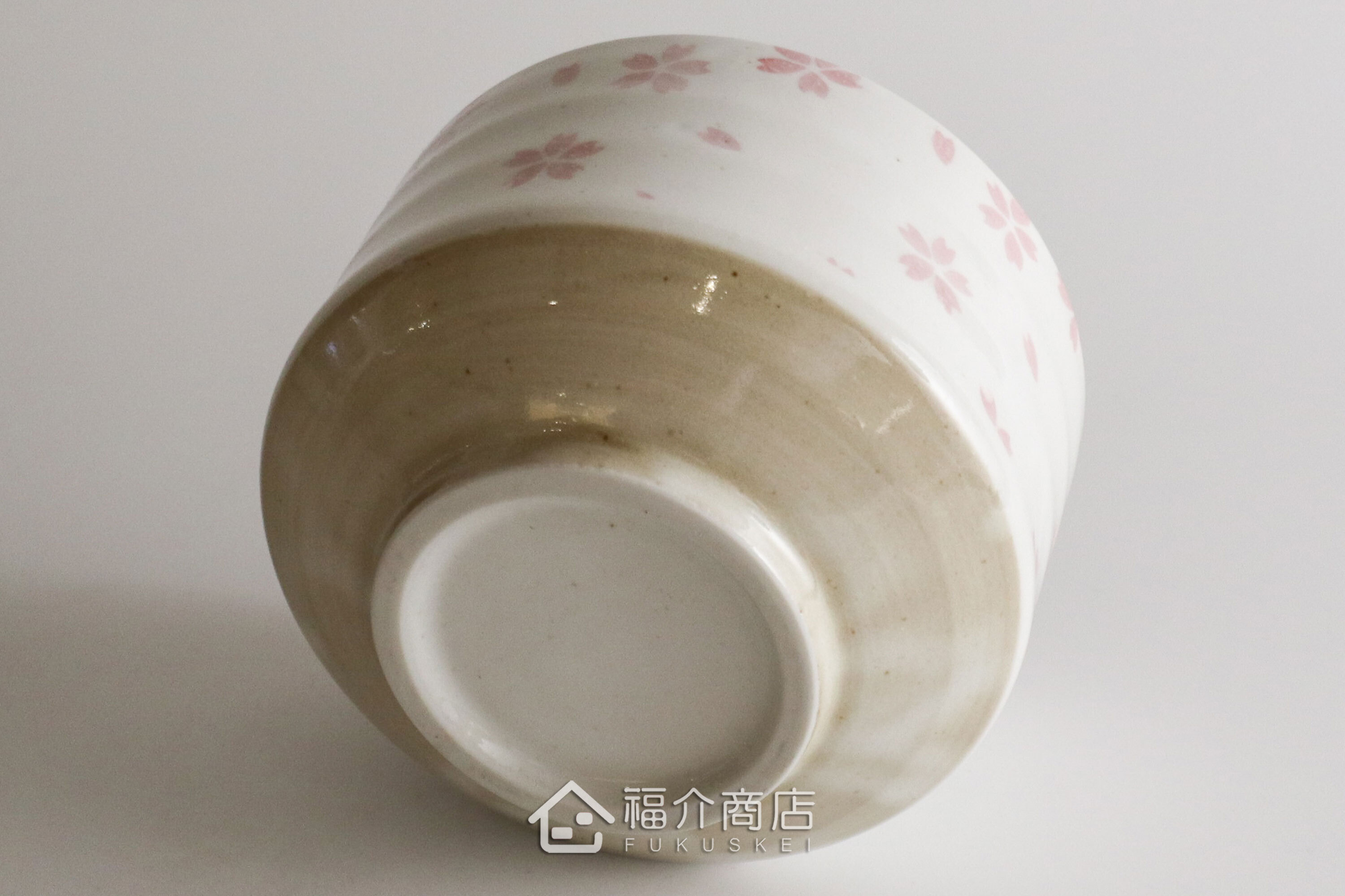 除了作為抹茶碗，也是餐桌上極具特色的盛裝食器，日式小菜、燉煮料理到沙拉、甜點都能輕鬆駕馭