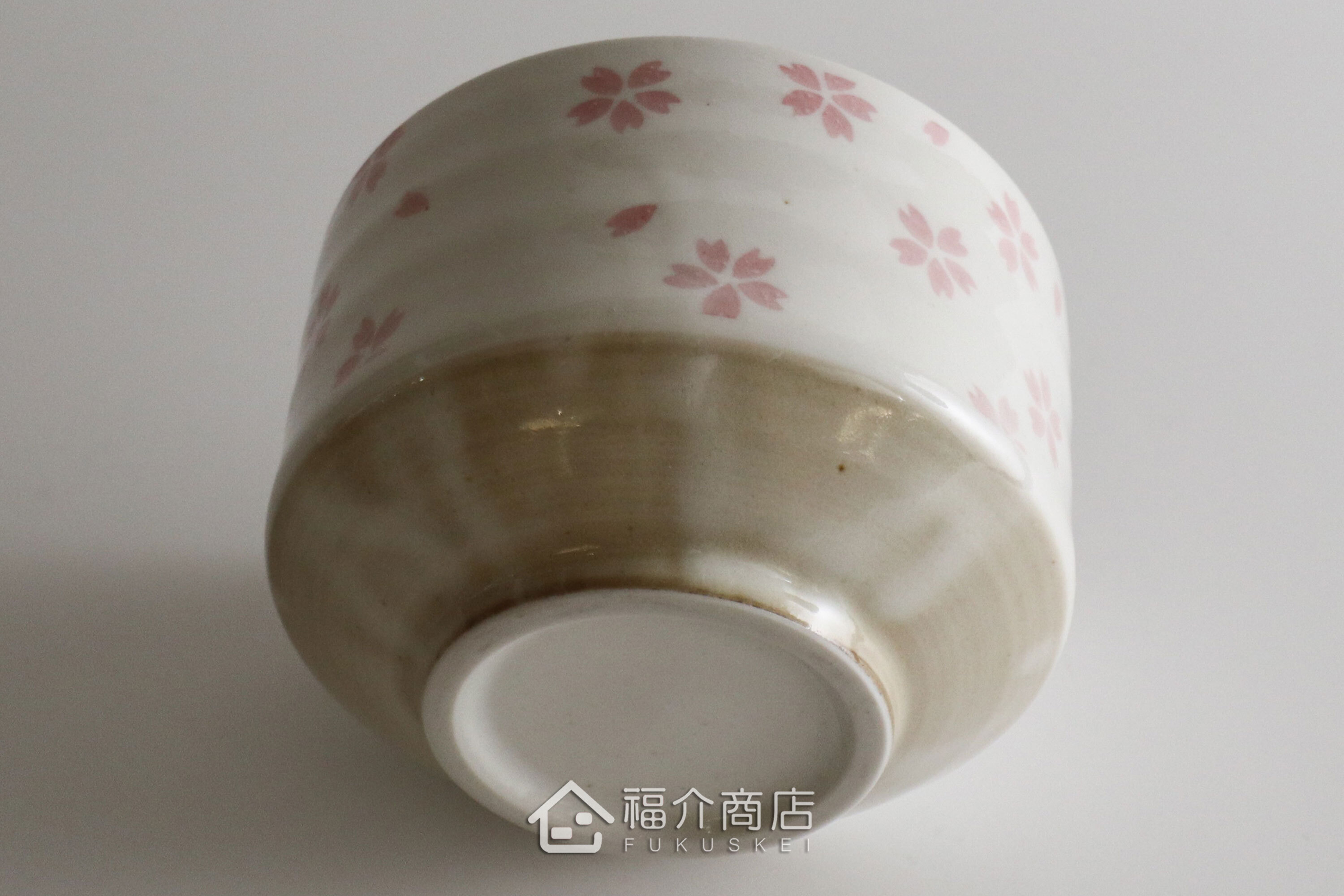 除了作為抹茶碗，也是餐桌上極具特色的盛裝食器，日式小菜、燉煮料理到沙拉、甜點都能輕鬆駕馭