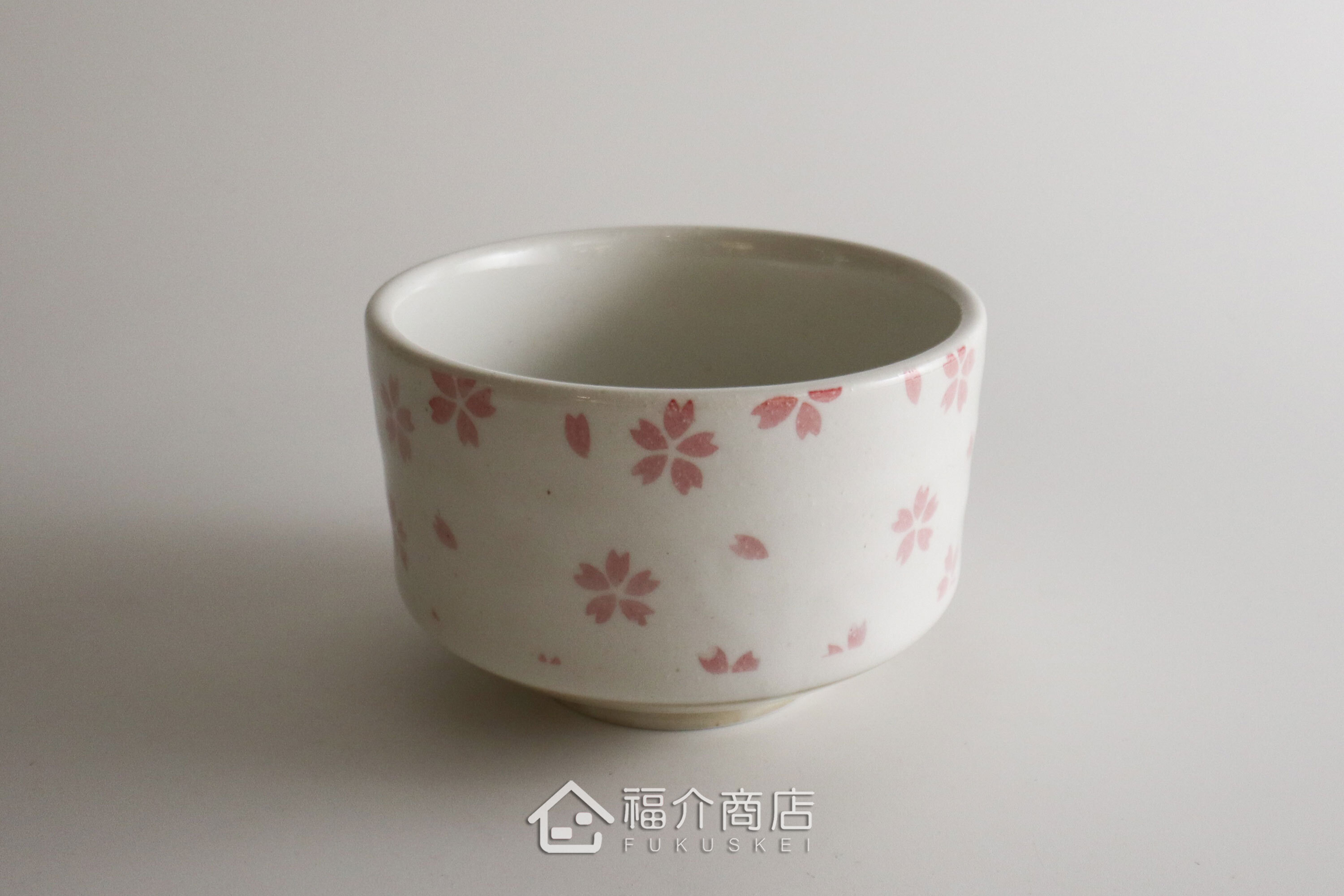 除了作為抹茶碗，也是餐桌上極具特色的盛裝食器，日式小菜、燉煮料理到沙拉、甜點都能輕鬆駕馭
