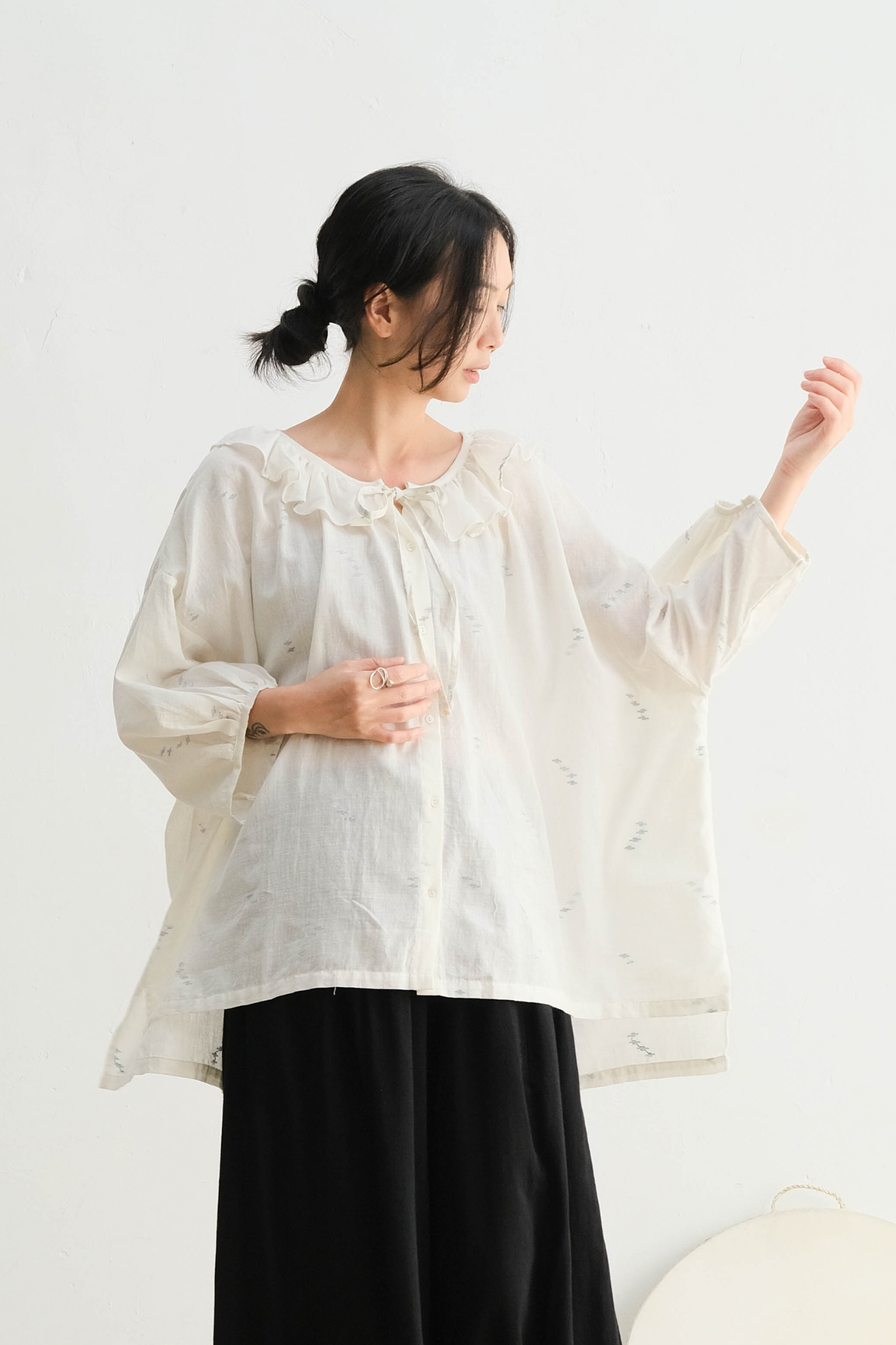 Ujeli Manjari 領口花瓣褶飾衫 米白藍小雲