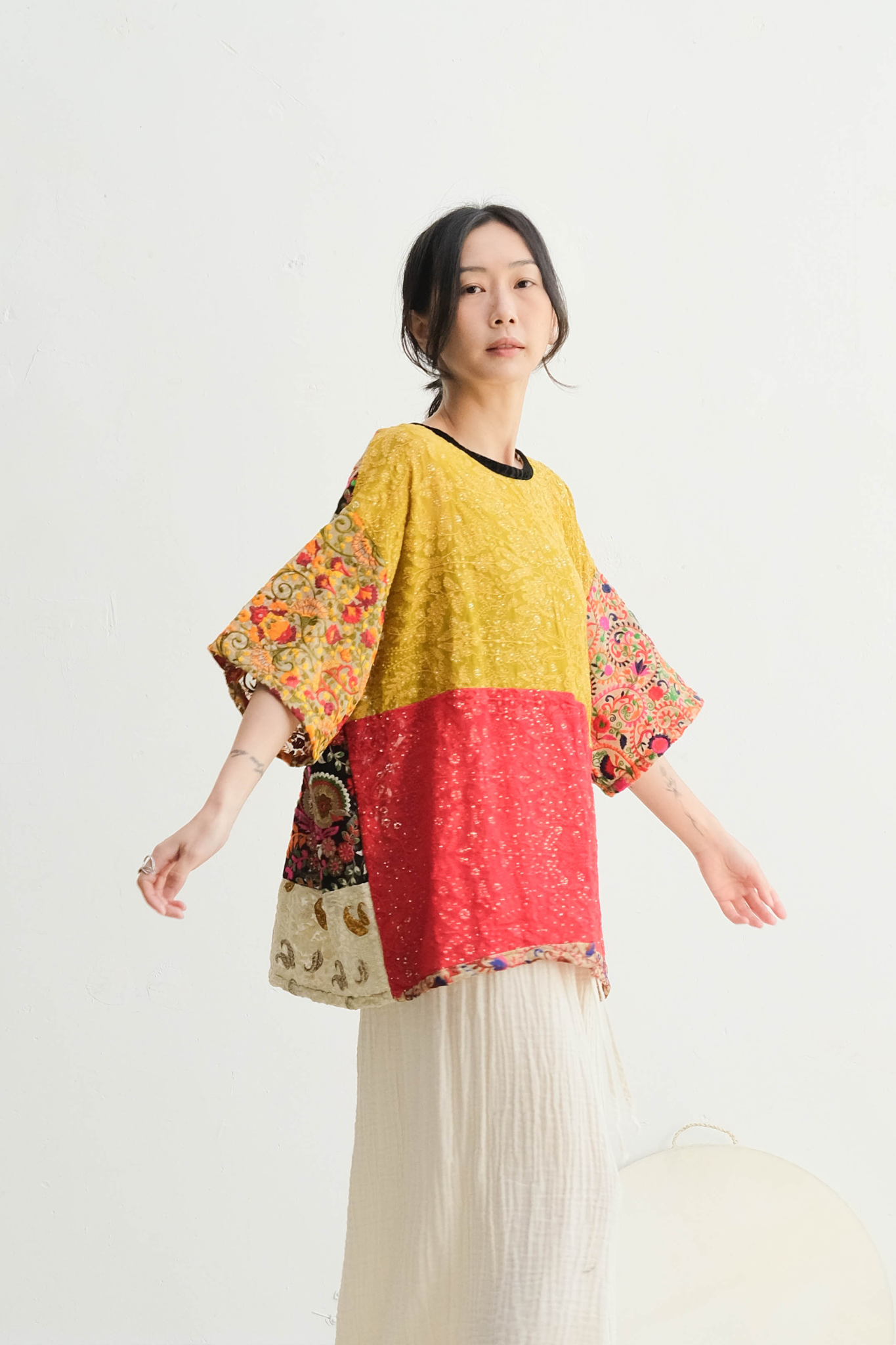 好多種刺繡拼接短袖上衣 A