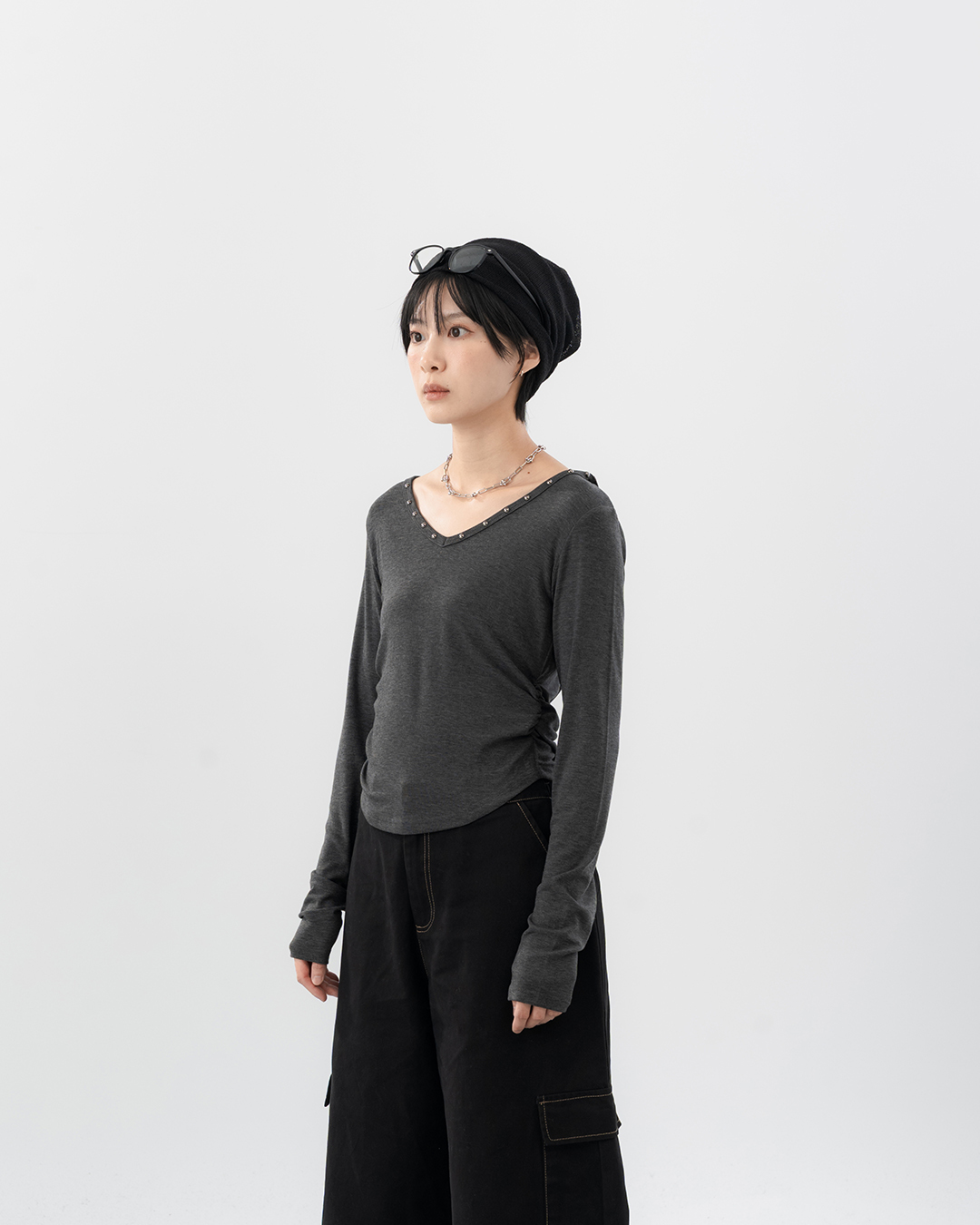 Fitted hooded top with V-neck and stud detailing – available in two colors.【01099923】in stock+pre-order